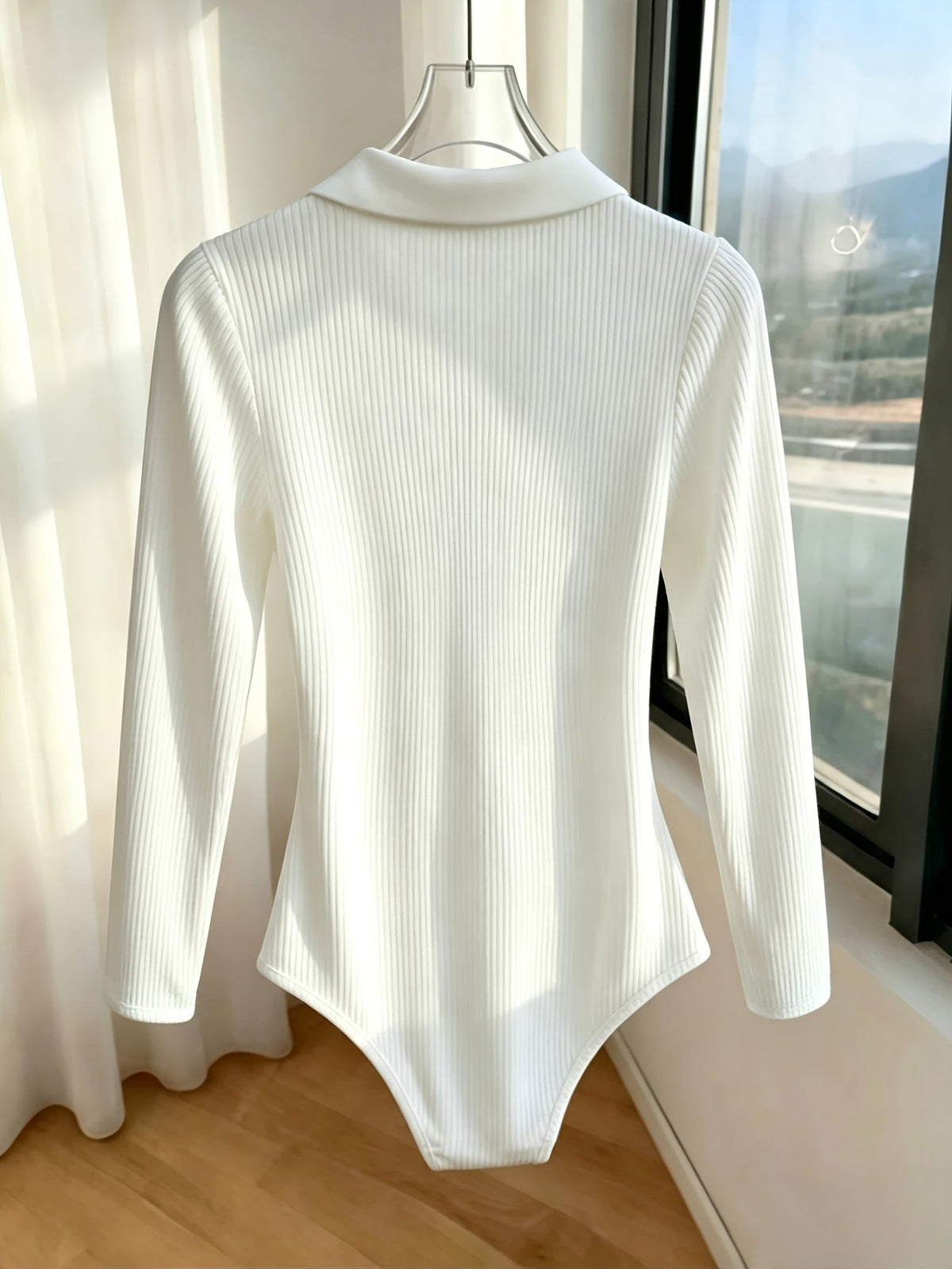 Minimalist Casual Style Metal Buckle Polo Collar Women's Stretchy Slim-Fit Long Sleeve Bodysuit - White