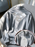 Warner Bros. Authentic Metal Mirror Finish Superman S Shield Badge Print Pattern, 1/4 Zip Stand Collar Sweatshirt for Men, Color-Block Striped Casual Pullover, Trendy Long-Sleeve Top, Loose Fit, Pocket Design, Campus Wear, Daily Commute, Premium Item - Light Grey