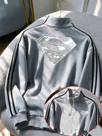 Warner Bros. Authentic Metal Mirror Finish Superman S Shield Badge Print Pattern, 1/4 Zip Stand Collar Sweatshirt for Men, Color-Block Striped Casual Pullover, Trendy Long-Sleeve Top, Loose Fit, Pocket Design, Campus Wear, Daily Commute, Premium Item - Light Grey