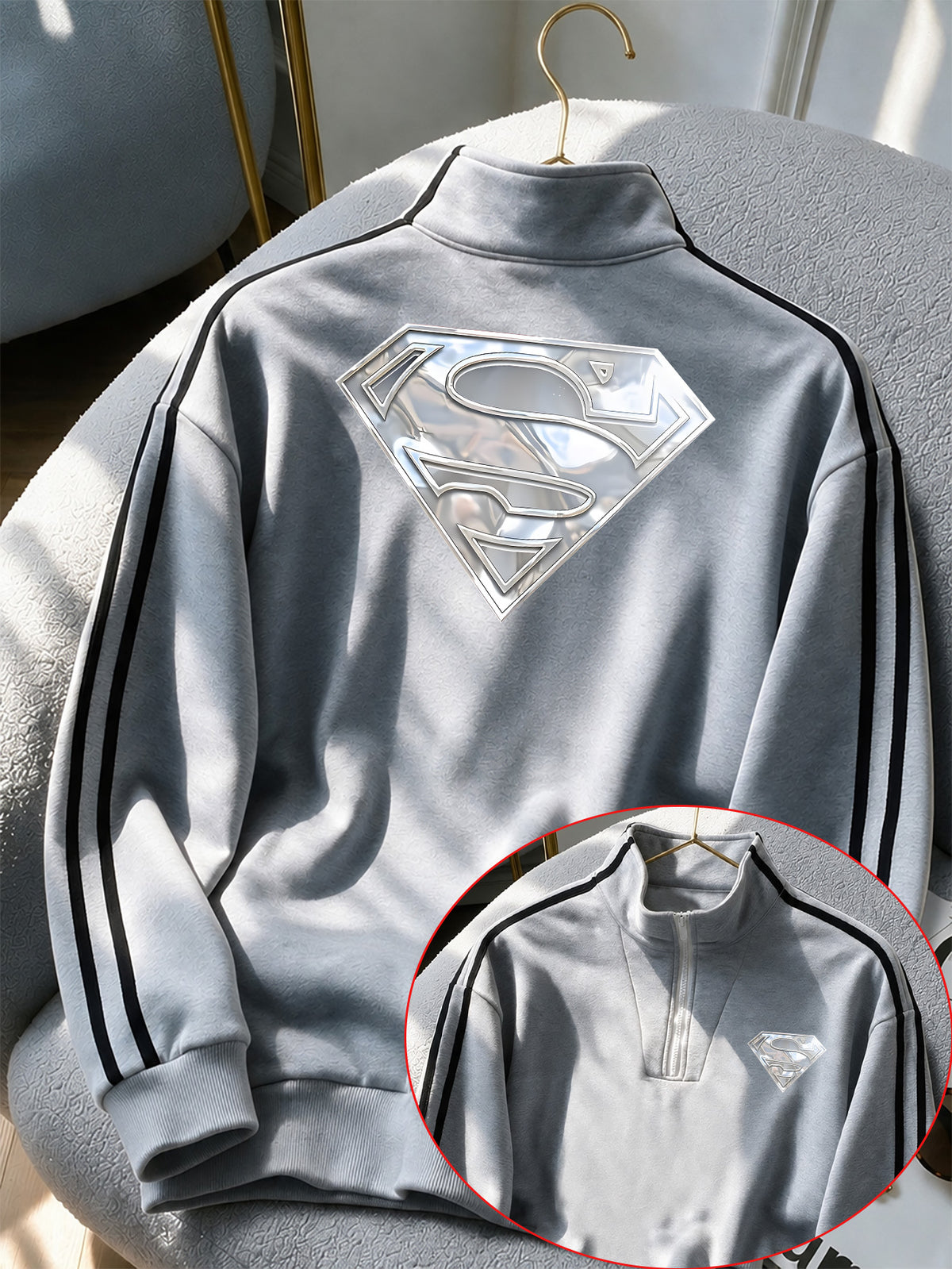 Warner Bros. Authentic Metal Mirror Finish Superman S Shield Badge Print Pattern, 1/4 Zip Stand Collar Sweatshirt for Men, Color-Block Striped Casual Pullover, Trendy Long-Sleeve Top, Loose Fit, Pocket Design, Campus Wear, Daily Commute, Premium Item - Light Grey