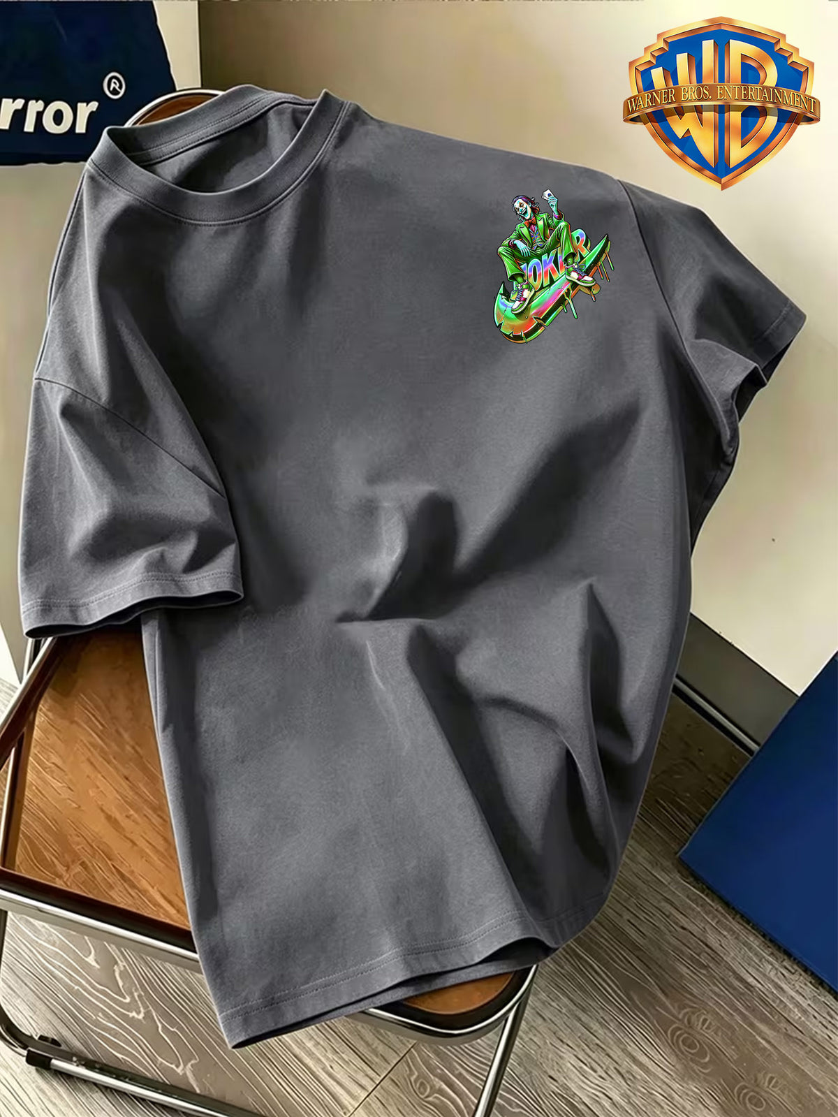 Warner Bros. Official American-Style Green Suit Cool Joker Seated Logo Print T-Shirt, a Hilarious! American Vintage Casual Short Sleeve, Men's Casual Comfortable Multi-Functional Loose Summer Short Sleeve T-Shirt, Suitable for Outdoor Wear - Dark Gray