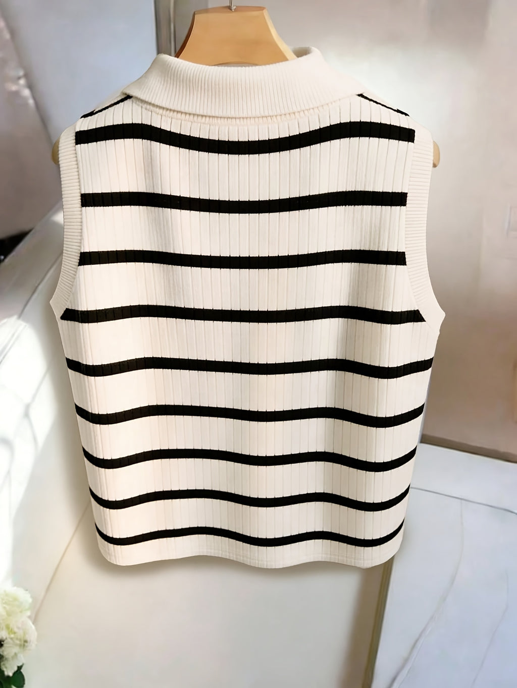 Women'S Casual Striped V-Neck Vest - Black And White Color