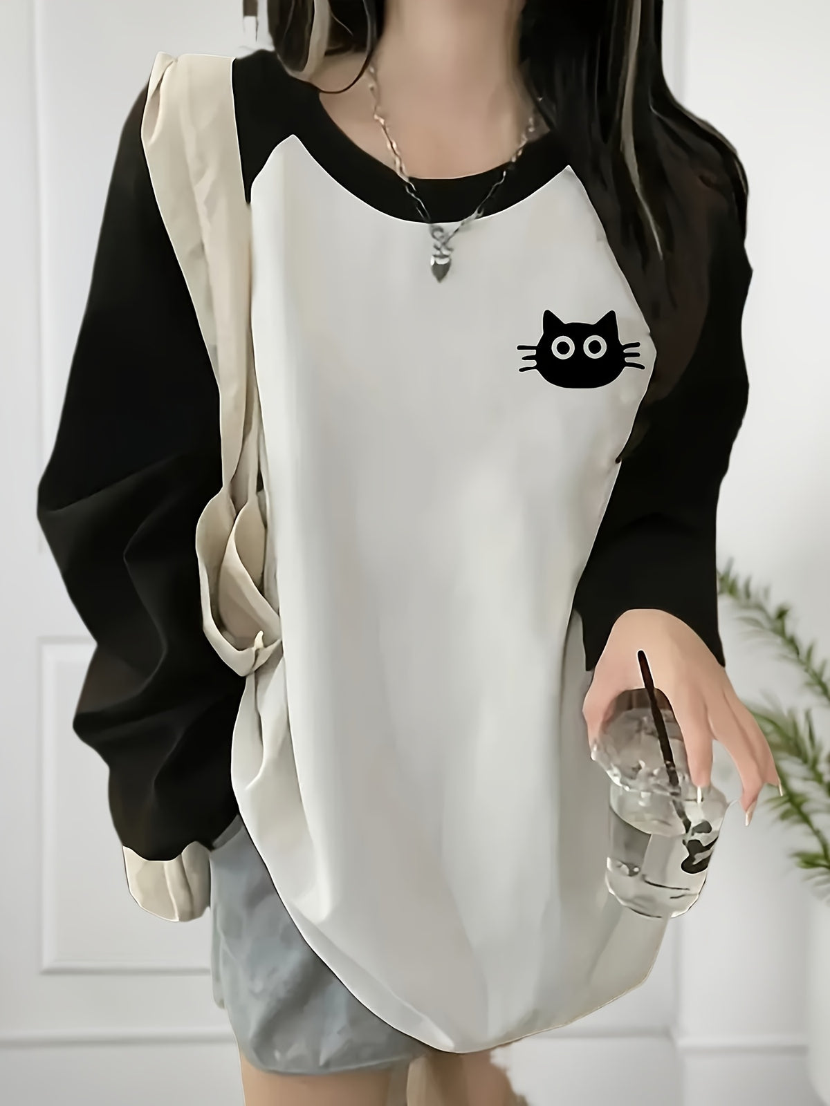 Women'S Casual Black And White Bi-Color Long Sleeve T-Shirt, with Cute Cat Print, Round Neck, Fabric, Animal Pattern, Regular Length for Spring And Autumn - Black And White Color