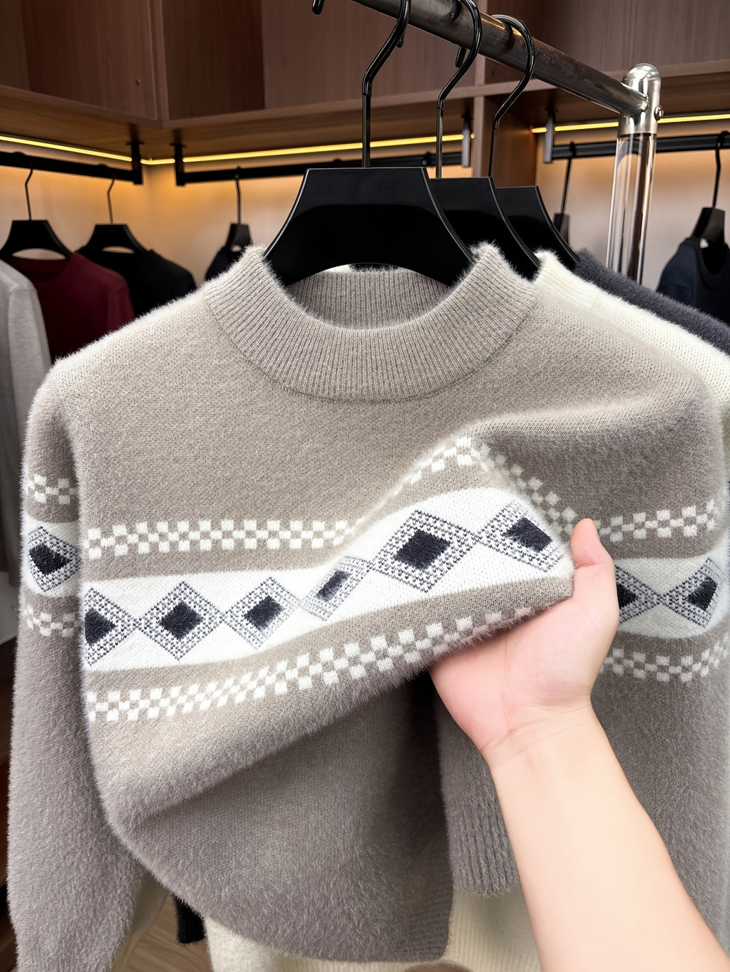 Minimalist Urban Crewneck Sweater for Portable Daily Commuting - Khaki 1