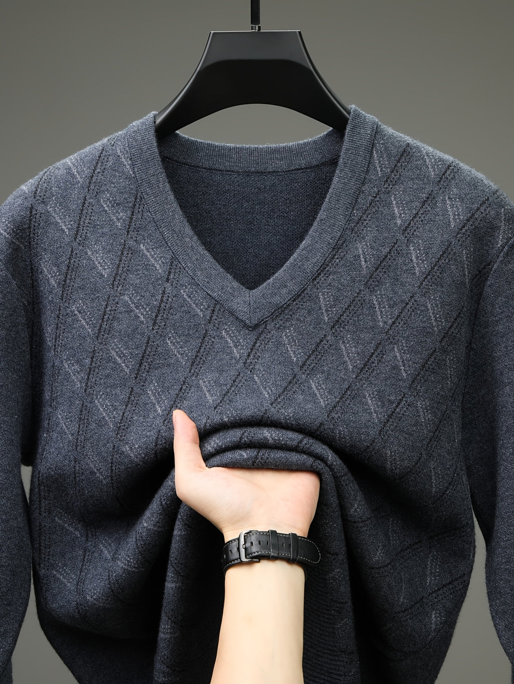Minimalist Urban V-Neck Sweater for Portable Daily Commuting - Medium Gray