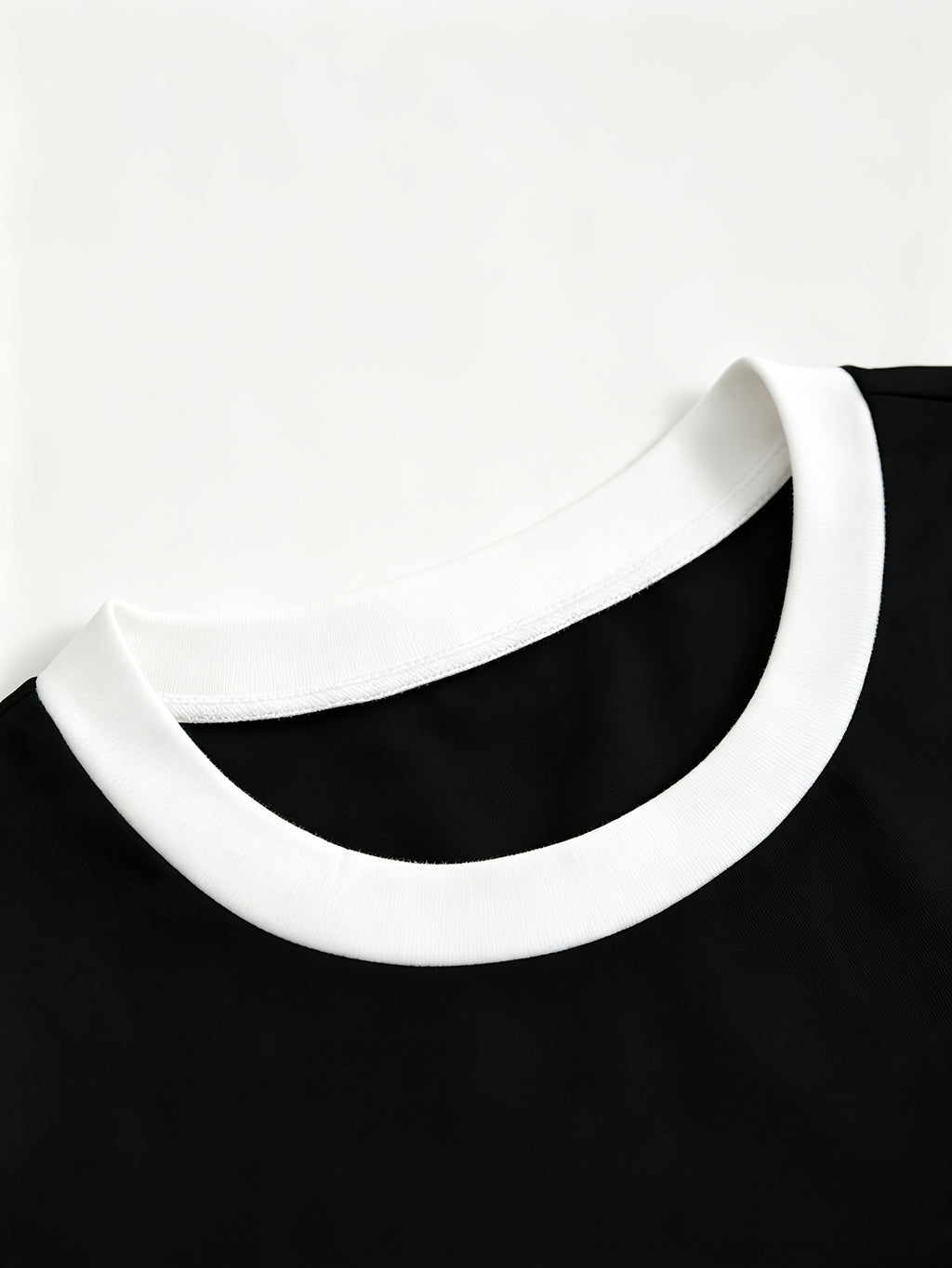 A Spring/summer Casual Loose-fitting T-shirt That Conceals Curves, Featuring a Versatile Color-blocked Round Neck and Short Sleeves, with a Simple and Stylish London Flag Letter Print Pattern. Women's Clothing - D374-L17570 - Black And White