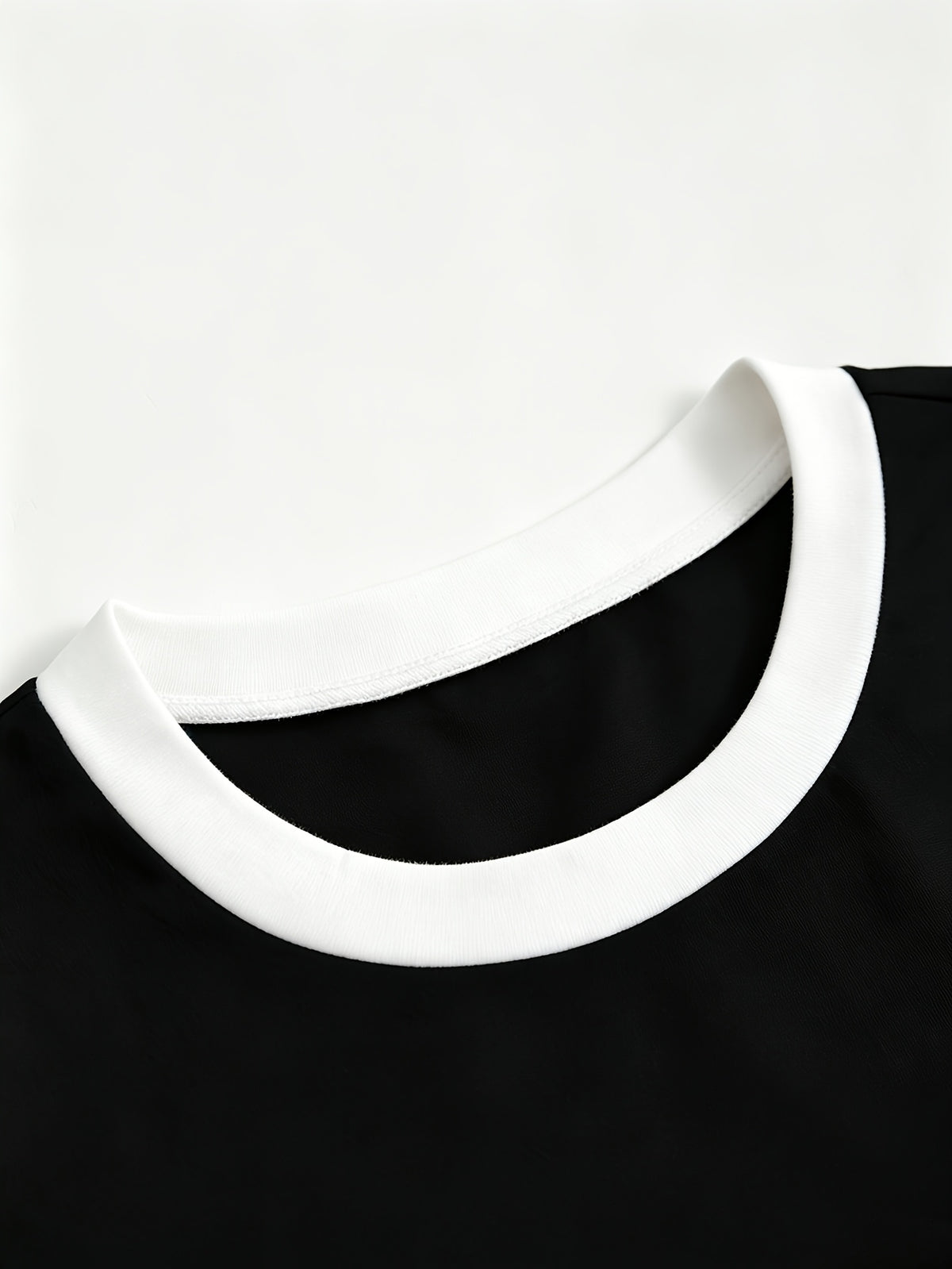 A Spring/summer Casual Loose-fitting T-shirt That Conceals Curves, Featuring a Versatile Color-blocked Round Neck and Short Sleeves, with a Simple and Stylish London Flag Letter Print Pattern. Women's Clothing - D374-L17570 - Black And White