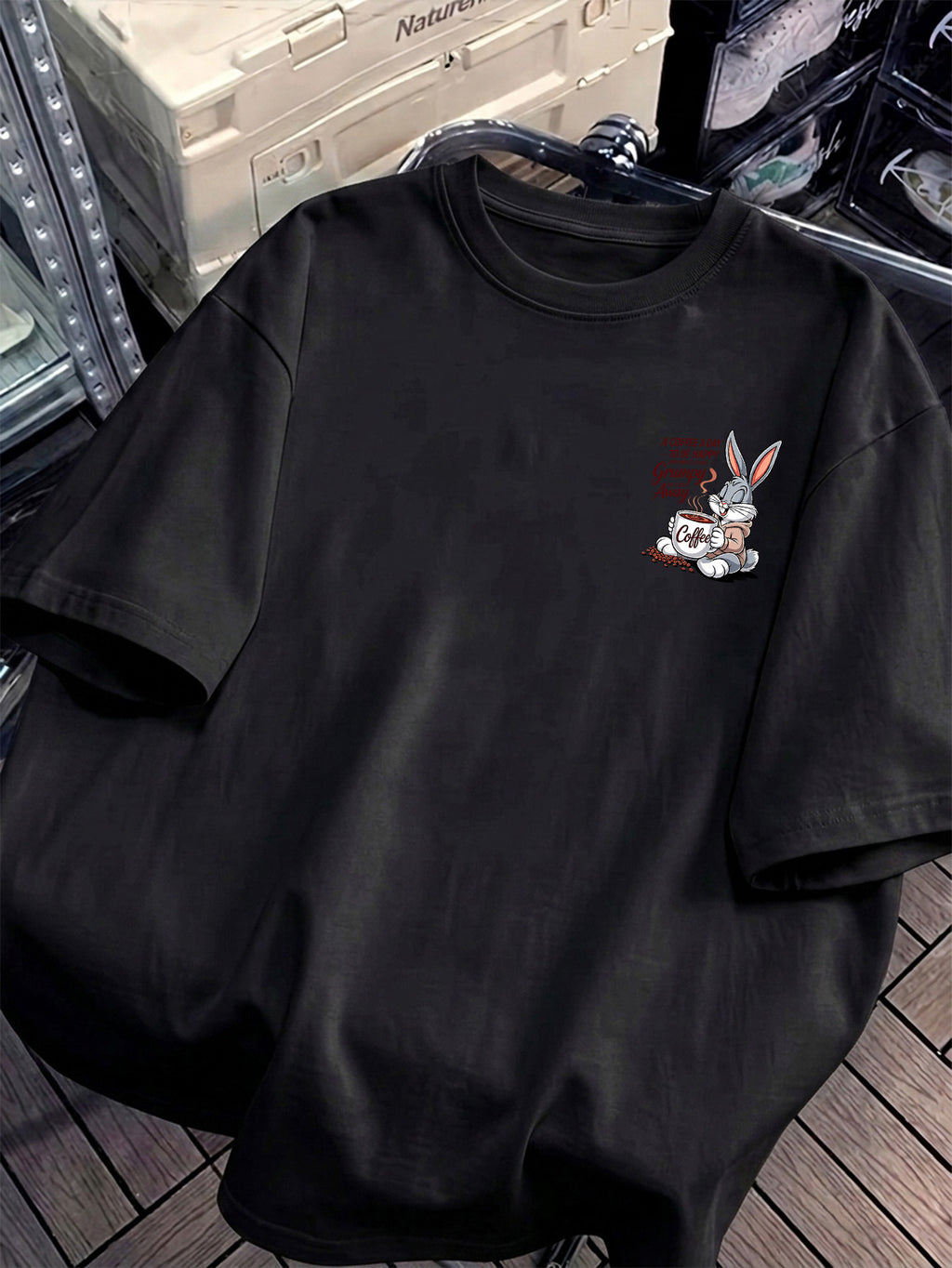 Coffee Healing Rabbit Front And Back Print Men'S T-Shirt, Unisex Fashion Top, Breathable And Sweat-Absorbing, Nontacky Back, Body Shaping, Casual Versatile, Suitable for Commuting, Fitness, Outdoor Activities, Street Style, Beach Vacation - Black