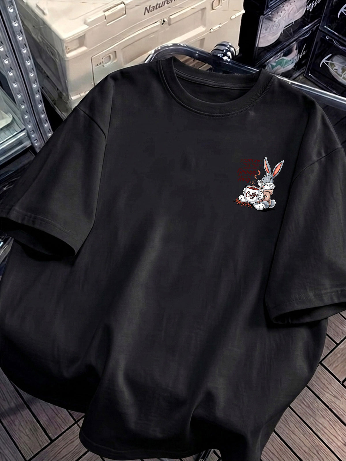 Coffee Healing Rabbit Front And Back Print Men'S T-Shirt, Unisex Fashion Top, Breathable And Sweat-Absorbing, Nontacky Back, Body Shaping, Casual Versatile, Suitable for Commuting, Fitness, Outdoor Activities, Street Style, Beach Vacation - Black