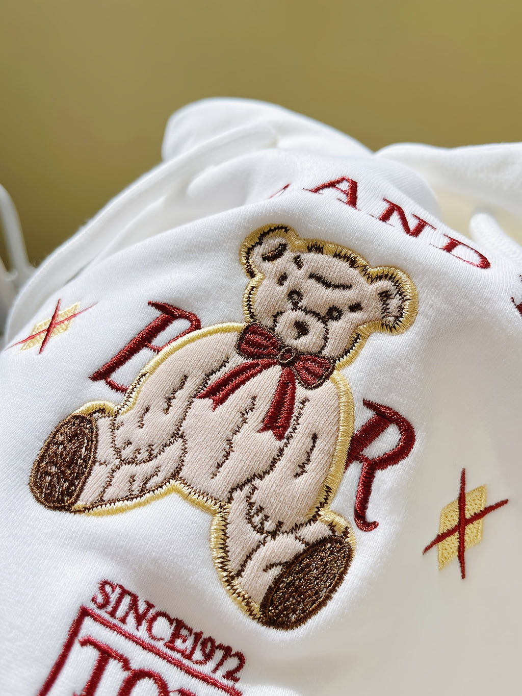 Spring and Autumn Vintage Bear Embroidery Sweatshirt for Women, Lightweight Loose Fit Jacket for Petite Figures - White
