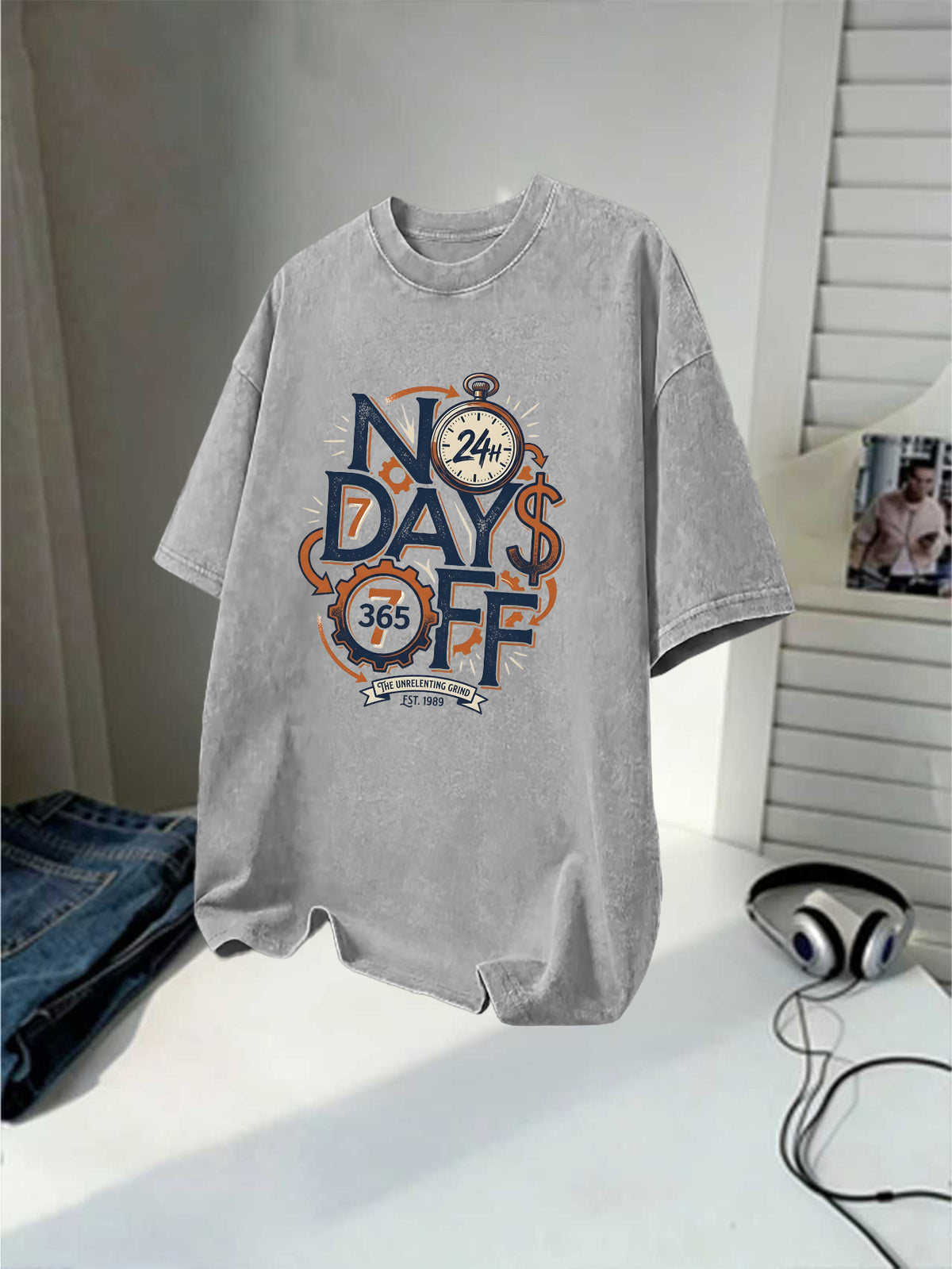 Men's Washed Short-sleeve T-shirt, Made of Pure Cotton for Breathability and Skin-friendly Comfort. Features a Relaxed Fit for Versatile Wear. Front Print with "NO DAYS OFF" Motivational Text and Gear Stopwatch Elements Exuding a Powerful Vibe - Grey