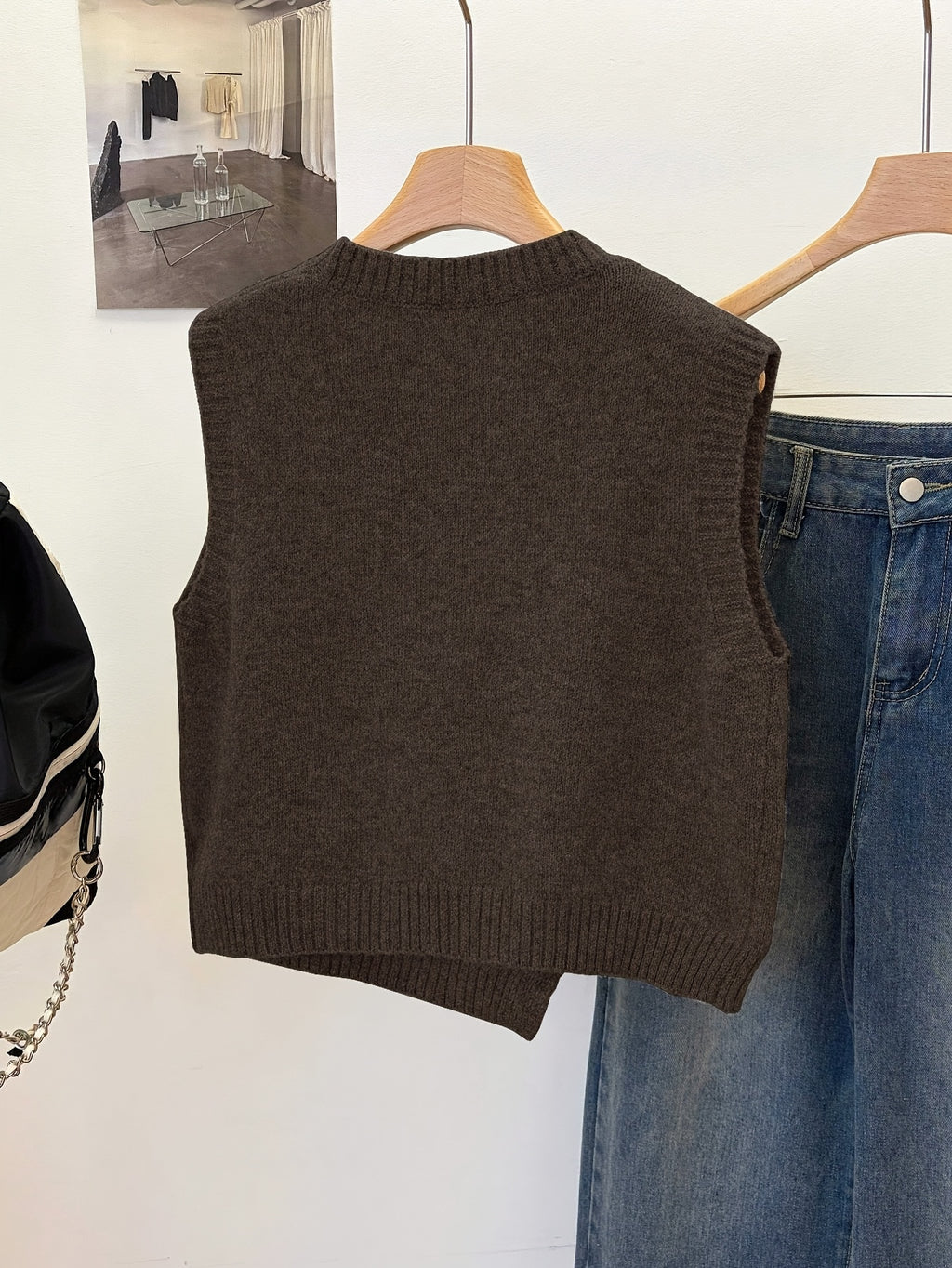 New Fashion Women'S Fresh Solid Color Short Round Neck Asymmetrical Button Accessory Design Fashion Sleeveless Beautiful Sweater Vest, Multi-Functional Vest, Suitable for Daily Commute, Home Comfort, Summer Nights, Parties And Gatherings - Coffee Color