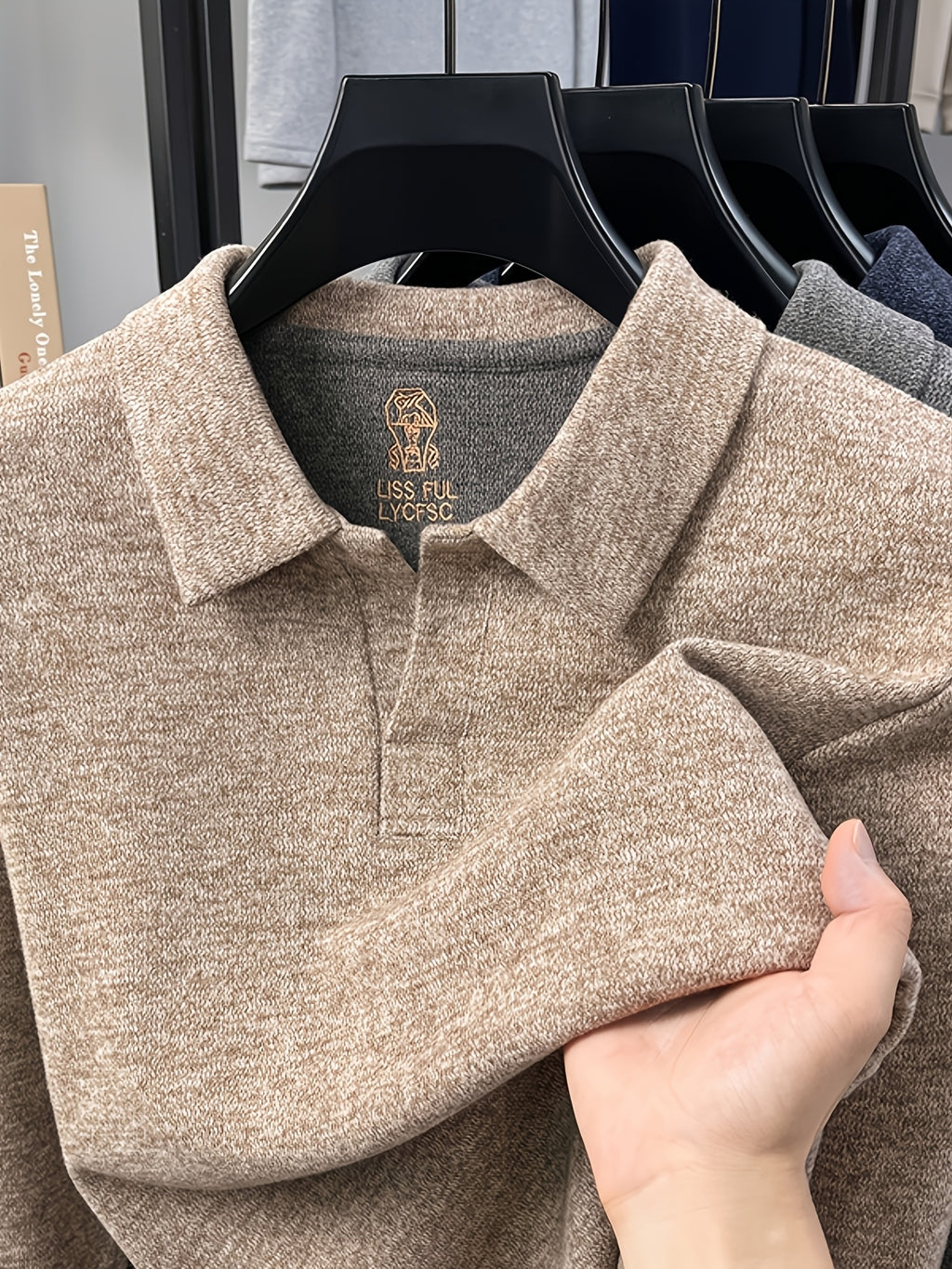 Men's Solid Color Long-Sleeve Polo Knit Shirt, Soft and Skin-Friendly Blended Yarn Polo Shirt, Semi-Open Collar for Easy Wear and Universal Fit, Suitable for Daily Commuting, Visiting Friends and Family, Casual Loose-Fit Long-Sleeve T-Shirt - Camel