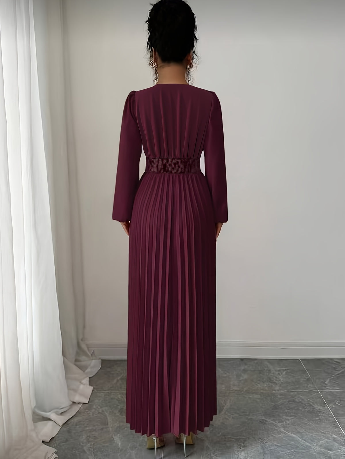 A Solid Color Elegant Dress with a Fitted Waist And Metallic Chain Decoration, Featuring a V-Neck And Pleated Hem, Suitable for Spring, Summer, And Autumn - Deep Red