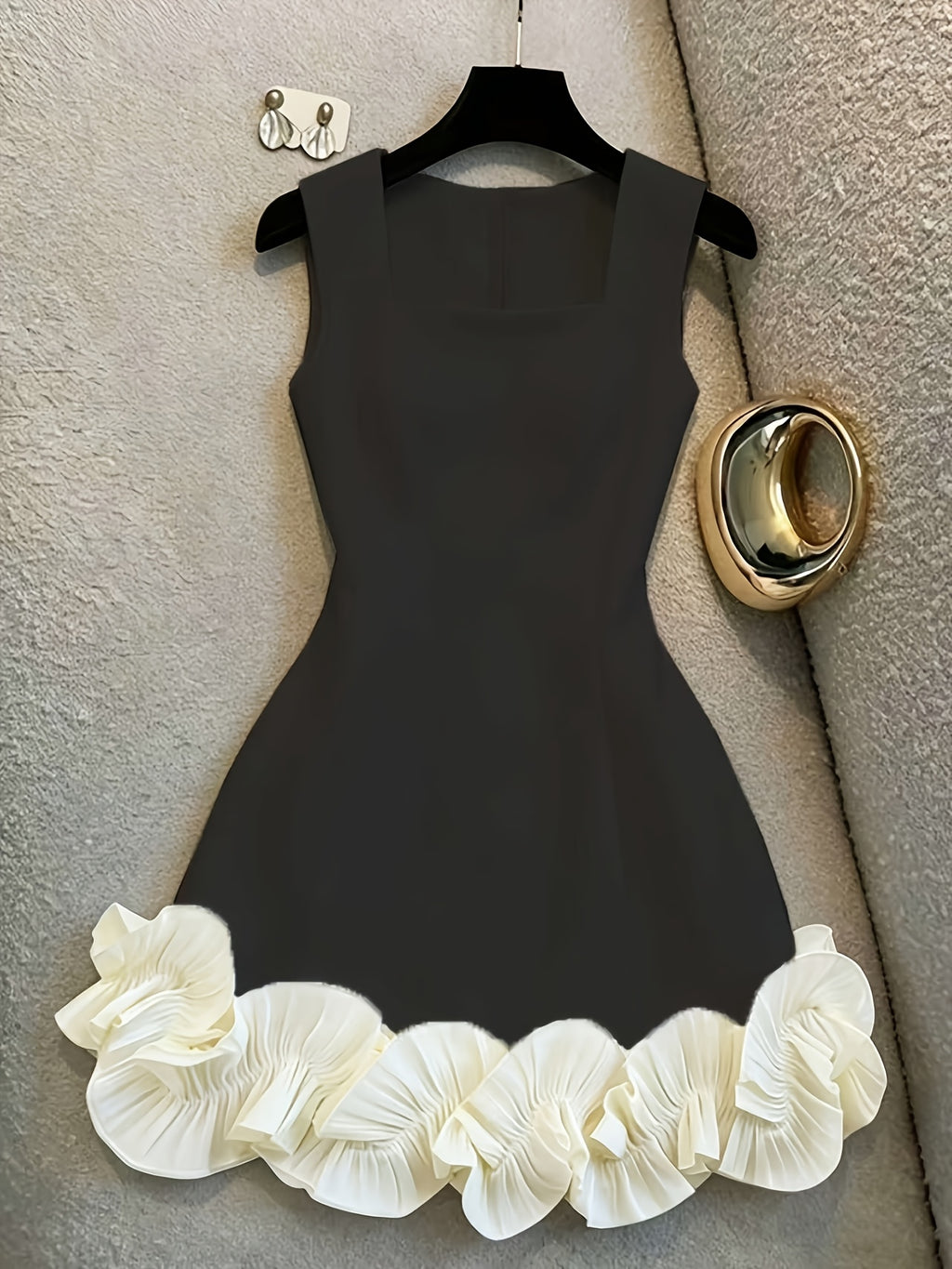 Elegant And Refined Women'S Black Square Neckline Sleeveless Fitted Bridesmaid Dress with Color-Blocked White Floral Ruffled Hem. Fashionable And Elegant Item. Suitable for Parties, Dating, Vacation, And Daily Wear - Black