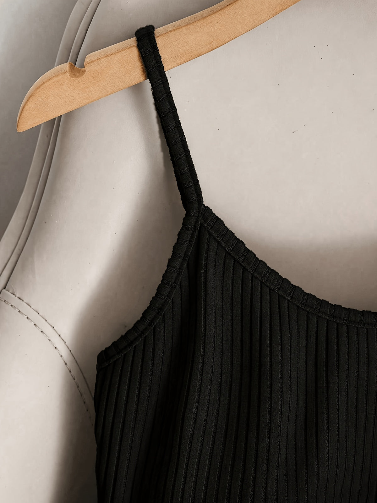 Y2K Style Solid Color Rib- Camisole Top - Sleeveless Round Neck Base Layer Shirt with Adjustable Straps, Medium Stretch Non-Sheer Base Layer Suitable for Spring/Autumn Layering, Machine Washable Casual Wear - Black