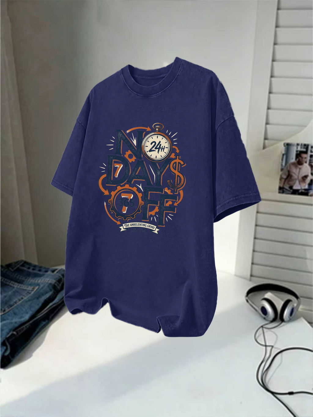 Men's Washed Short-sleeve T-shirt, Made of Pure Cotton for Breathability and Skin-friendly Comfort. Features a Relaxed Fit for Versatile Wear. Front Print with "NO DAYS OFF" Motivational Text and Gear Stopwatch Elements Exuding a Powerful Vibe - Royal Blue
