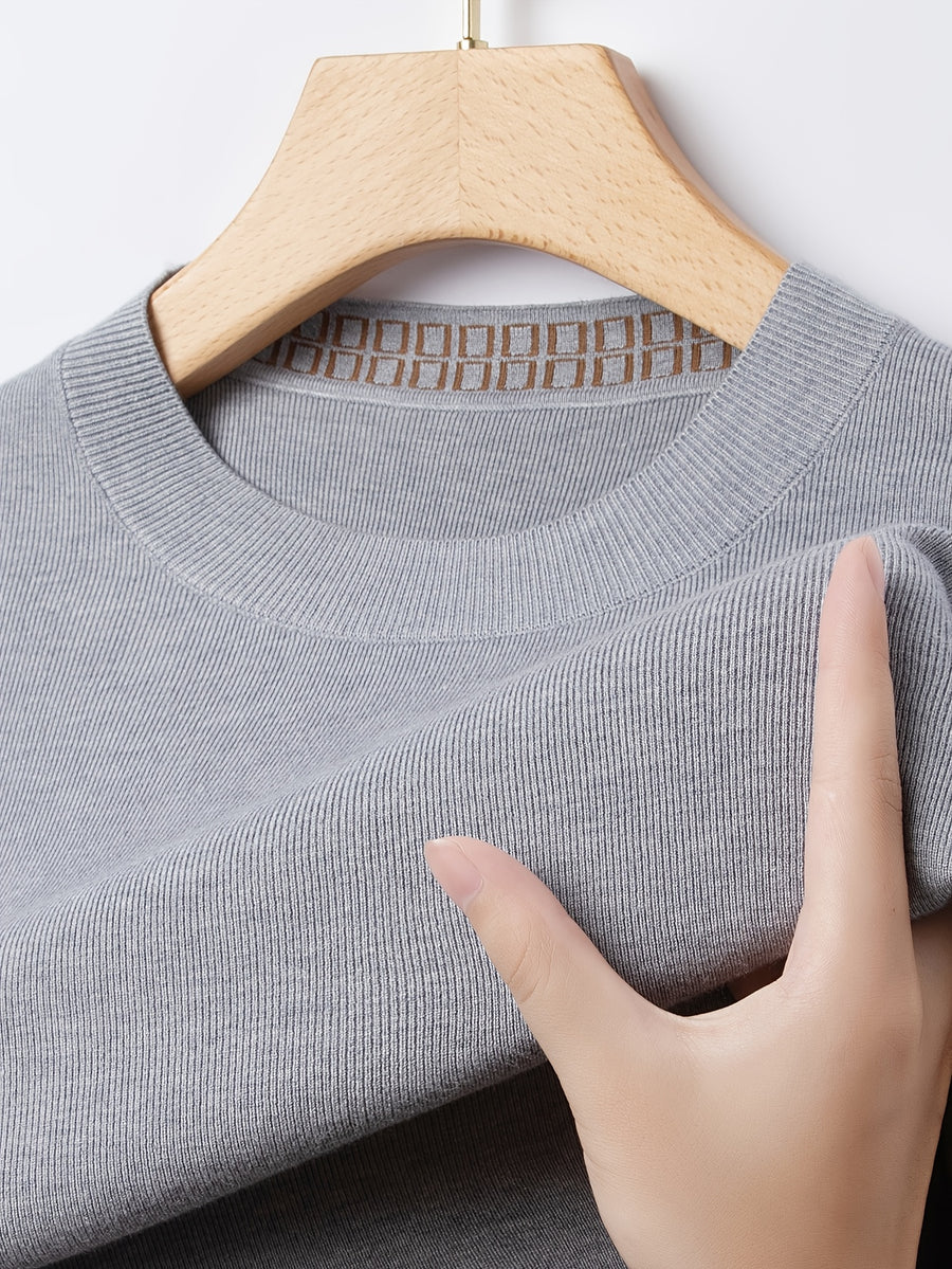 Men's Basic Crewneck Knit Sweater, a Versatile Collar Style That Never Goes Wrong in Business-casual Settings. It Doesn't Cling to the Body or Look Bulky, and Maintains a Neat Fit Even After Long Hours of Commuting Wear - Light Grey