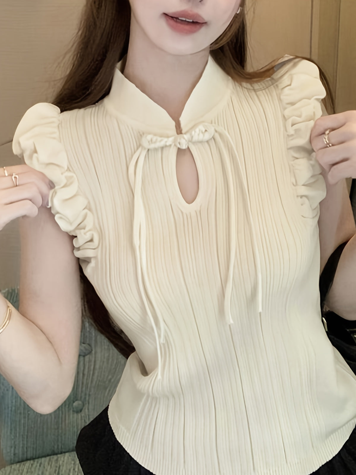 Sleeveless Top with a Solid Color, Featuring a Stand Collar And Ruffles, Perfect for Casual Spring And Summer Wear, Versatile And Elegant for Women'S Fashion - Apricot