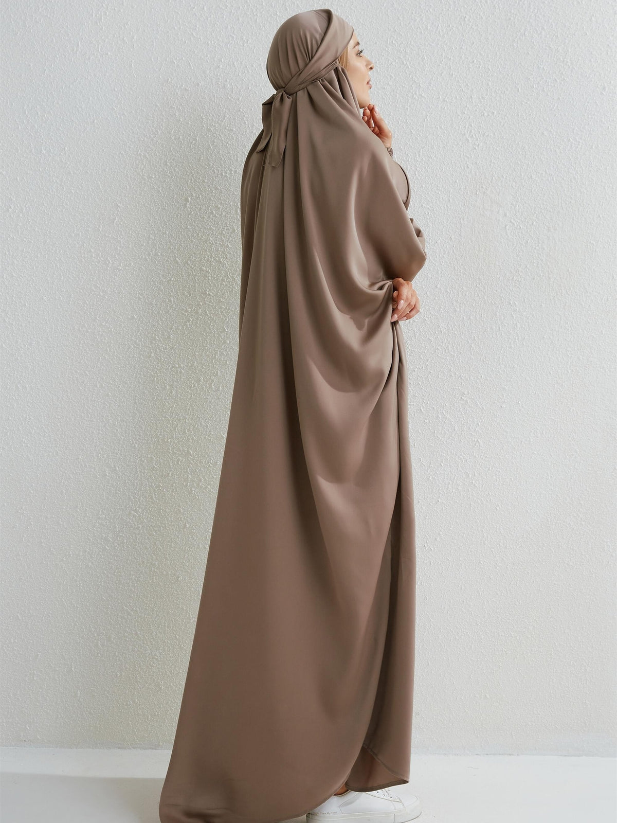 Islamic Attire for Women Featuring a Hooded Jilbab with Smocking Sleeves, Designed for Prayer, Suitable for Modesty in Dubai And Saudi Arabia, Available in Black - Taro
