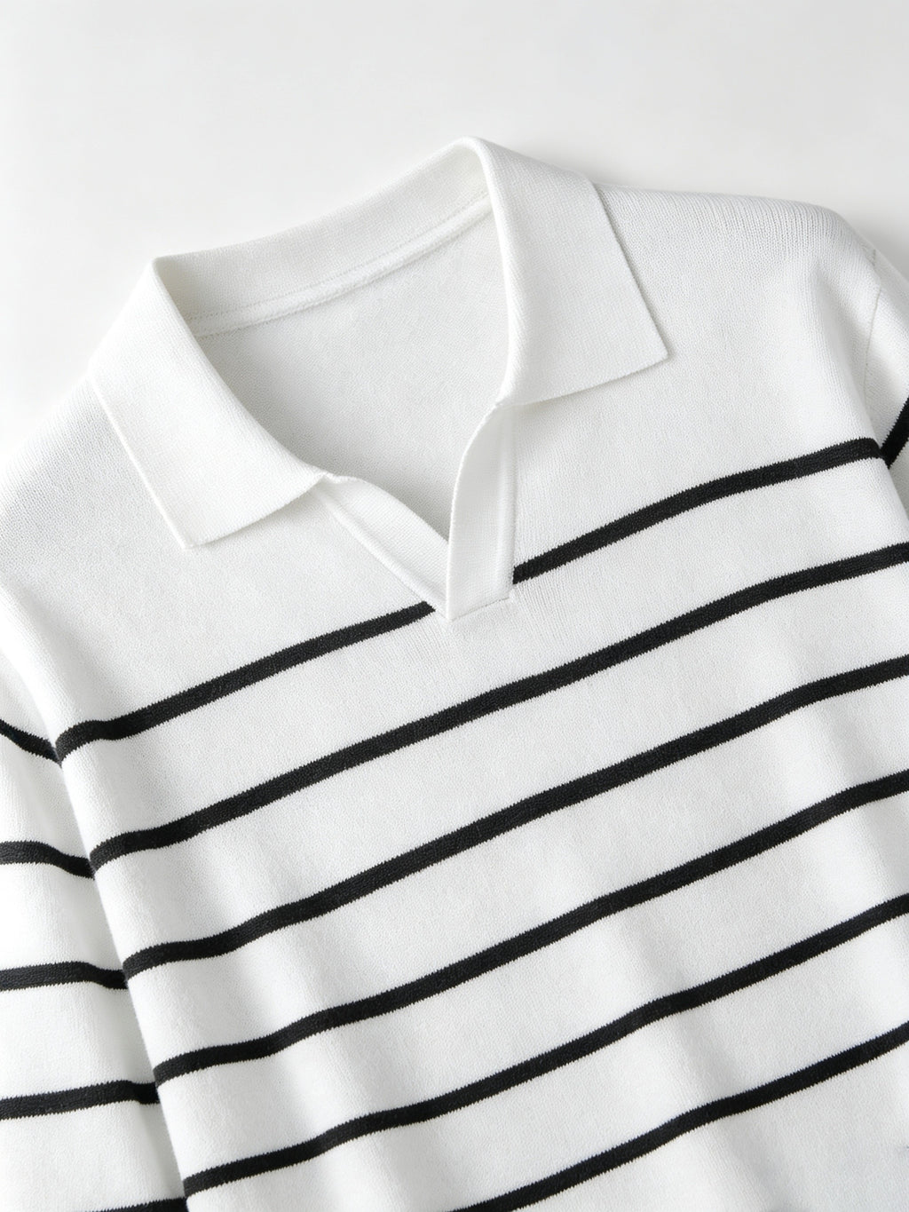 Men's Vintage Nautical Lapel Knit Long-Sleeve Sweater with Classic Thin Horizontal Stripe Design, Relaxed V-Neck Pullover Suitable for Layering or Wearing as a Casual Outerwear Cardigan - White