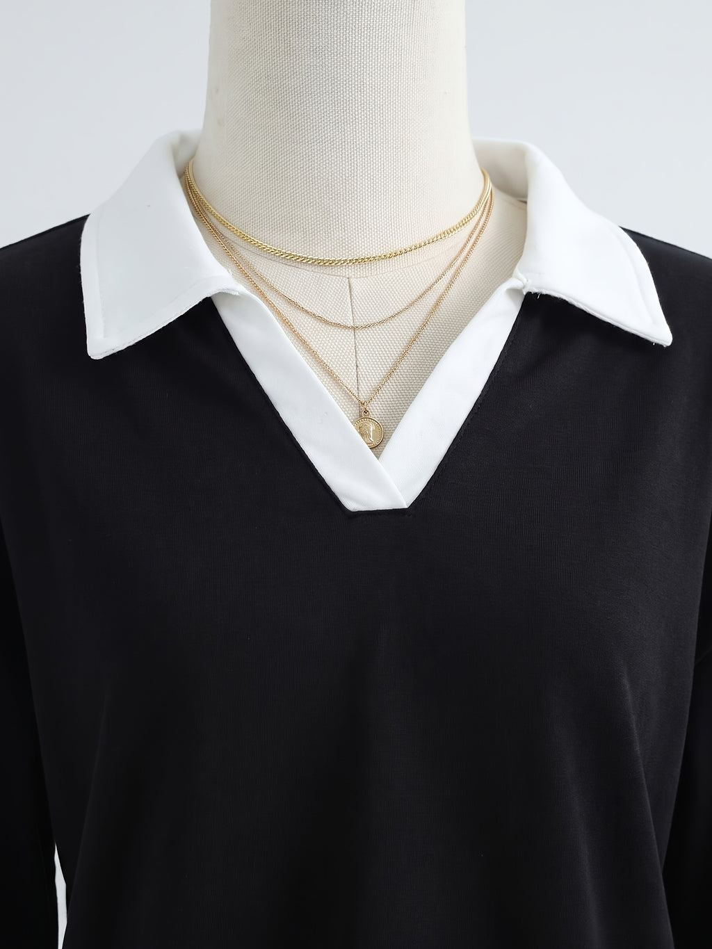 New Arrival with Atmospheric Vibe! V-neck Spliced 2-in-1 Look Polo Collar Casual Sweatshirt, Soft, Skin-Friendly, Loose Fit. Perfect for Street Strolling, Shopping, Dates, and Minimalist Commuting - A Versatile Must-Have Piece - Black And White