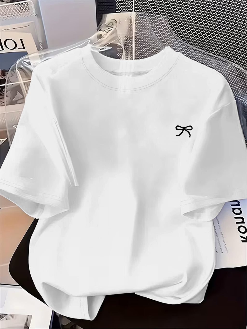 Women's Round Neck Short Sleeve T-Shirt with Bow Print - Loose Fit Casual Top, Medium Elastic Suitable for Spring Summer Casual Attire, Machine Washable Basic Bow Tie Shirt for Layering or Standalone Outfits - White