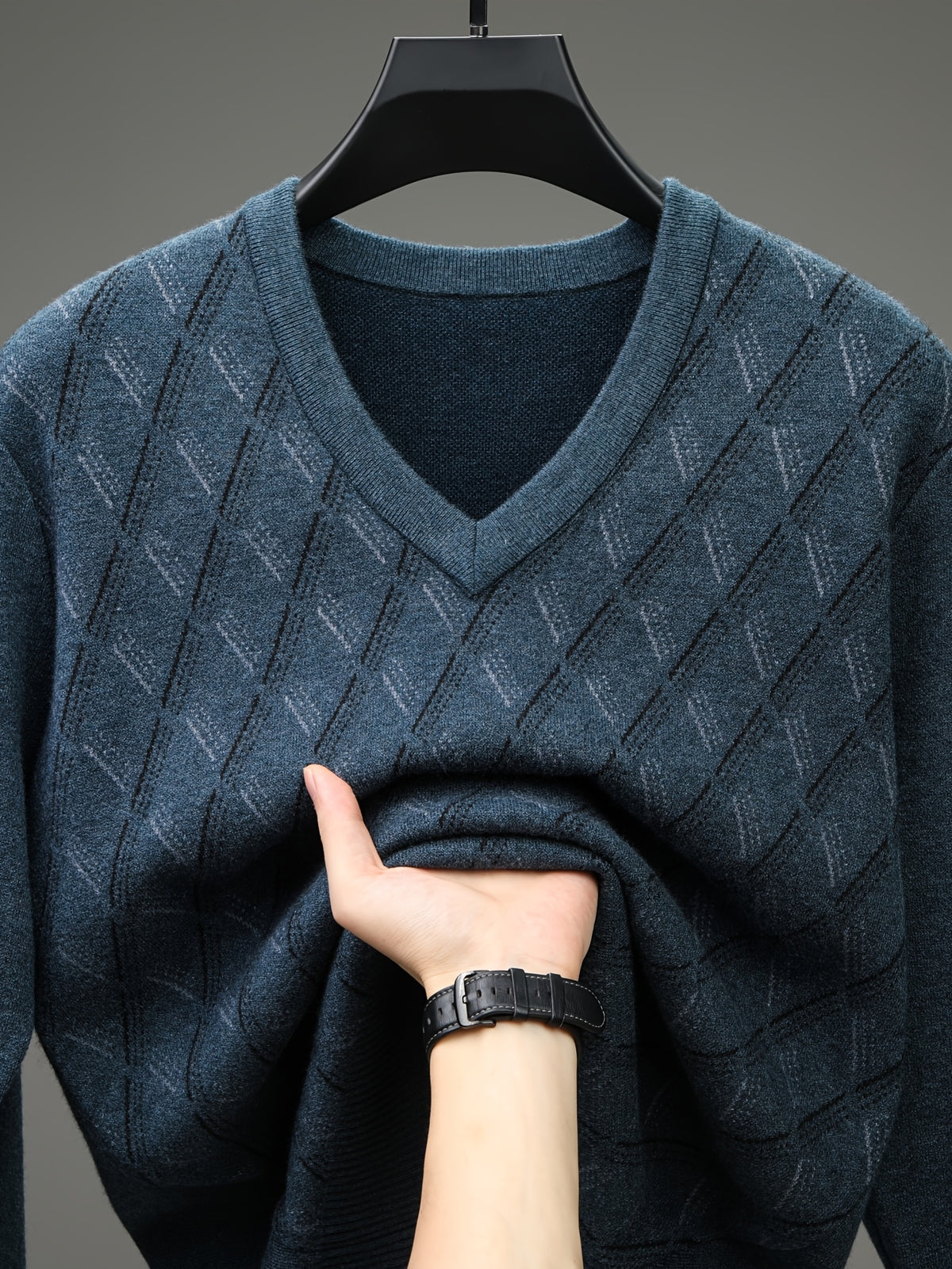 Minimalist Urban V-Neck Sweater for Portable Daily Commuting - blue gray