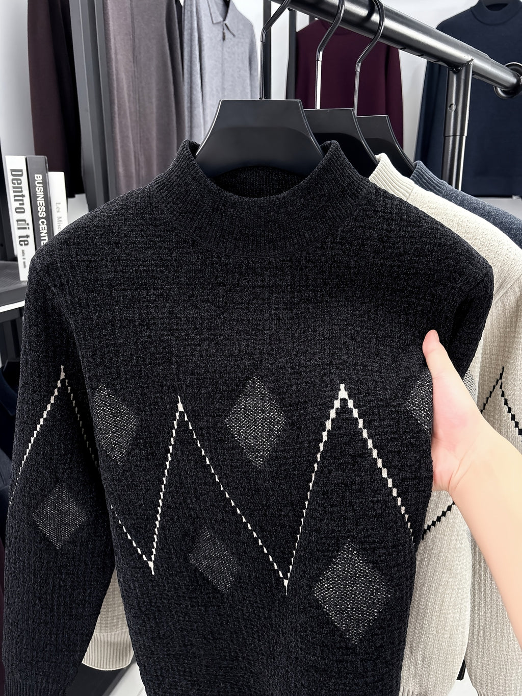 Minimalist Urban Crewneck Sweater for Portable Daily Commuting - Black