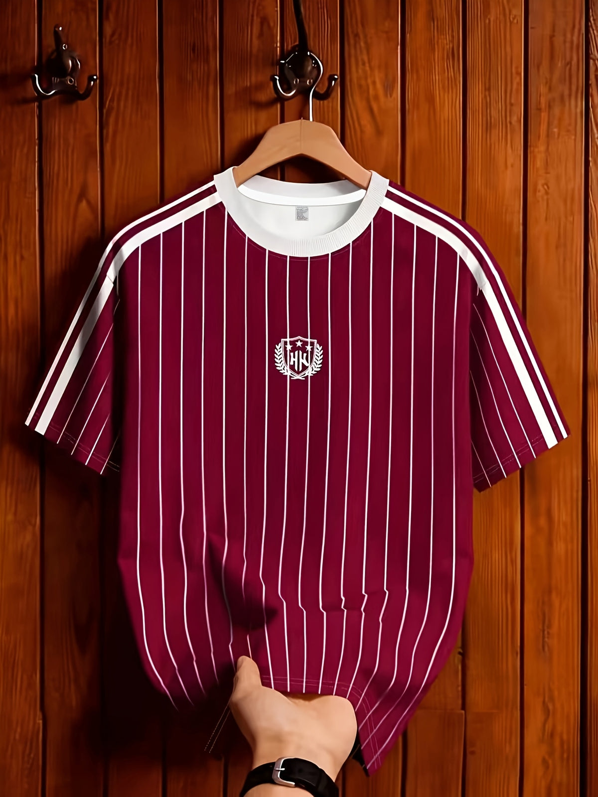 Men's Summer Casual Striped T-Shirt with Contrast Shoulder Stripes & Wheat Ear Shield Print - Breathable Crew Neck Short Sleeve Top, Suitable for Warm Weather, Machine Washable.com-compatible - Deep Red