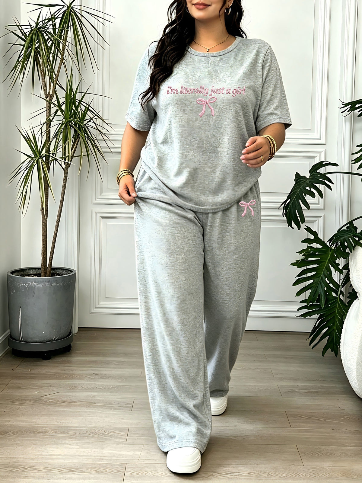 Women'S Plus Size Casual Loose Pajama Set, Letter And Bow Theme Printed Loose Round Neck Short Sleeve And Long Pants, Suitable for Spring Summer Fall, Machine Washable And Dry Cleanable - Light Grey