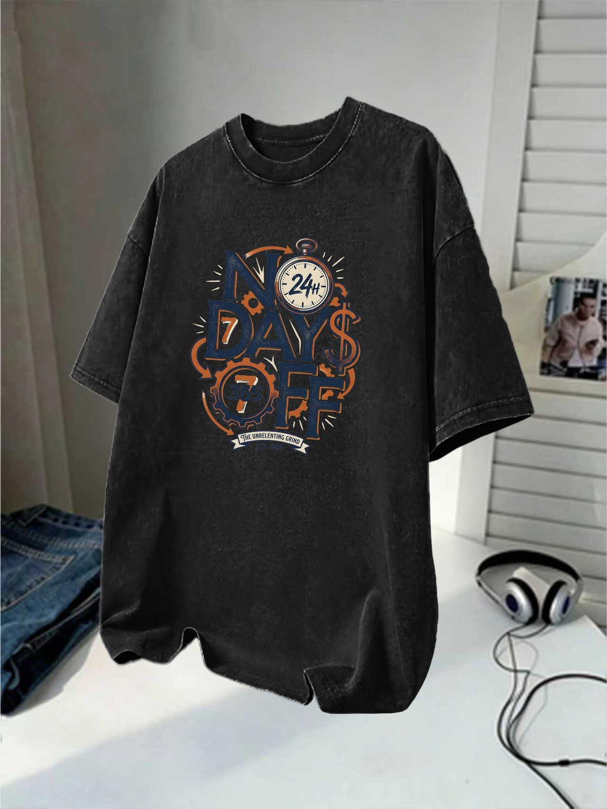 Men's Washed Short-sleeve T-shirt, Made of Pure Cotton for Breathability and Skin-friendly Comfort. Features a Relaxed Fit for Versatile Wear. Front Print with "NO DAYS OFF" Motivational Text and Gear Stopwatch Elements Exuding a Powerful Vibe - Black