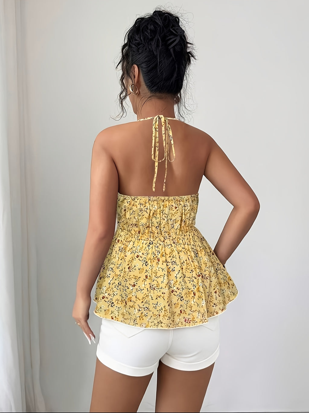 European And American Style Summer Fresh Yellow Floral Halterneck Camisole, Deep V Open Back Tie-Waist Ruffled Hem Top, Sexy Off-Shoulder Slim-Fit Vacation Style Short Vest, Suitable for Dates, Parties, Gatherings, Beach Vacations - Yellow