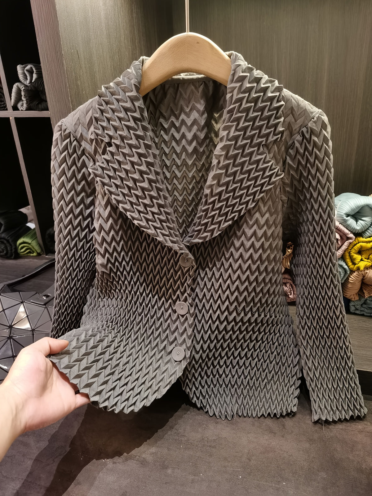 Women's Chevron Pleated Lapel Long Sleeve Cardigan, Oversized Lapel Single Breasted Buttons High Elastic Loose Versatile Commuter Pleated Jacket - Grey