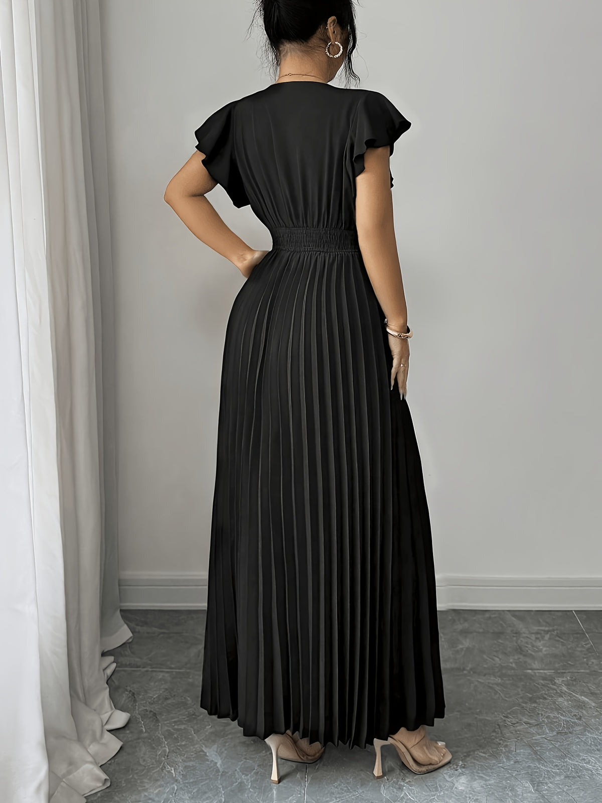 Spring And Summer New Elegant Ladies Slim V-Neck Dress with Pleated Craftsmanship, Large Skirt, Ruffled Lotus Leaf Sleeves, Valentine'S Day Party Gathering Elegant Dress, Commuting Fashion Skirt - Black