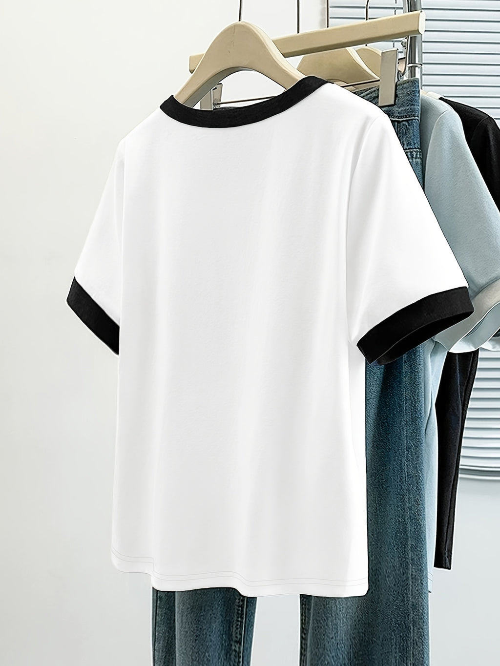 A Spring/summer Casual Loose-fitting T-shirt That Conceals Curves, Featuring a Versatile Color-blocked Round Neck and Short Sleeves, with a Simple and Stylish London Flag Letter Print Pattern. Women's Clothing - D374-L17570 - White