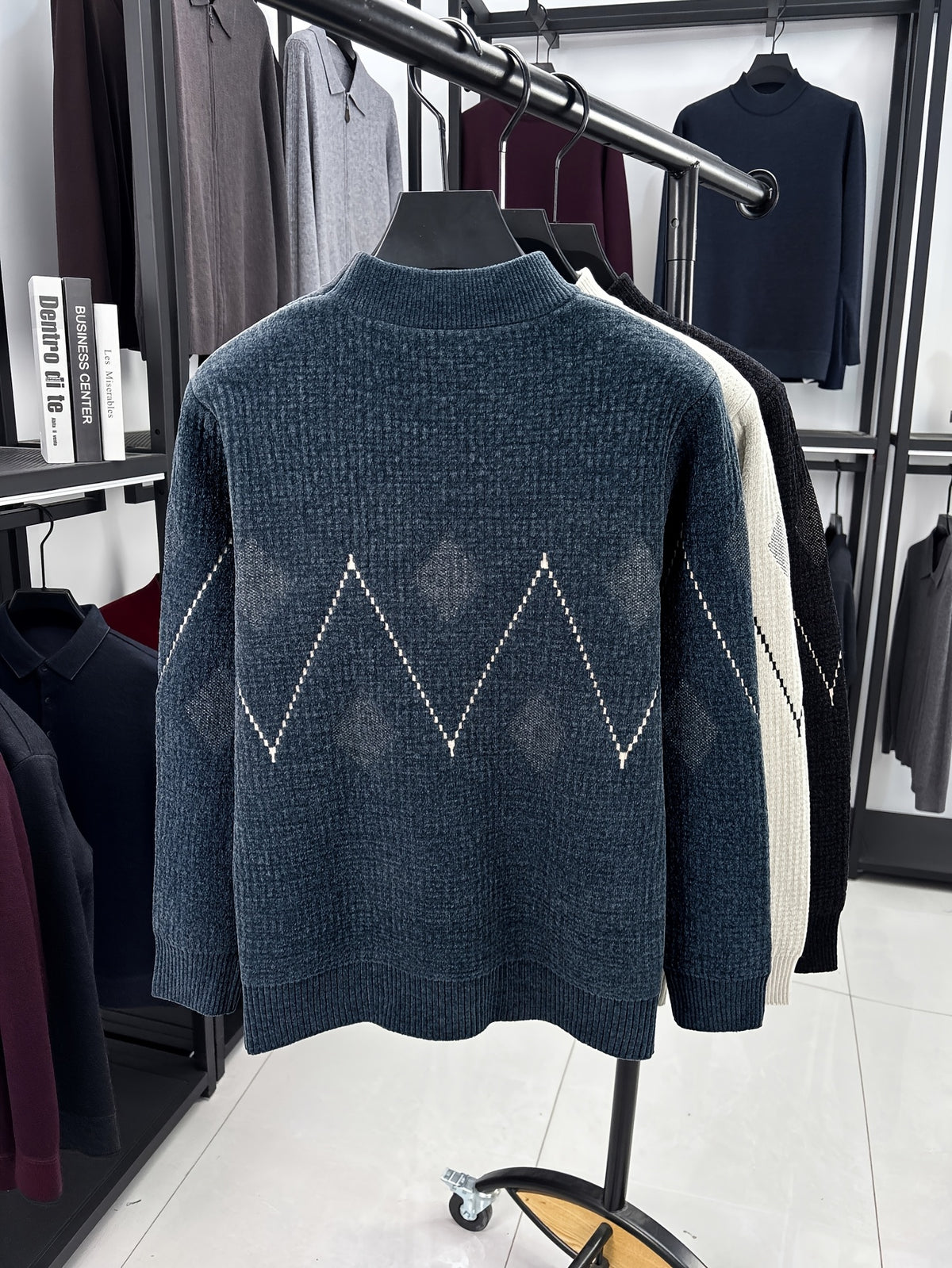 Minimalist Urban Crewneck Sweater for Portable Daily Commuting - Navy