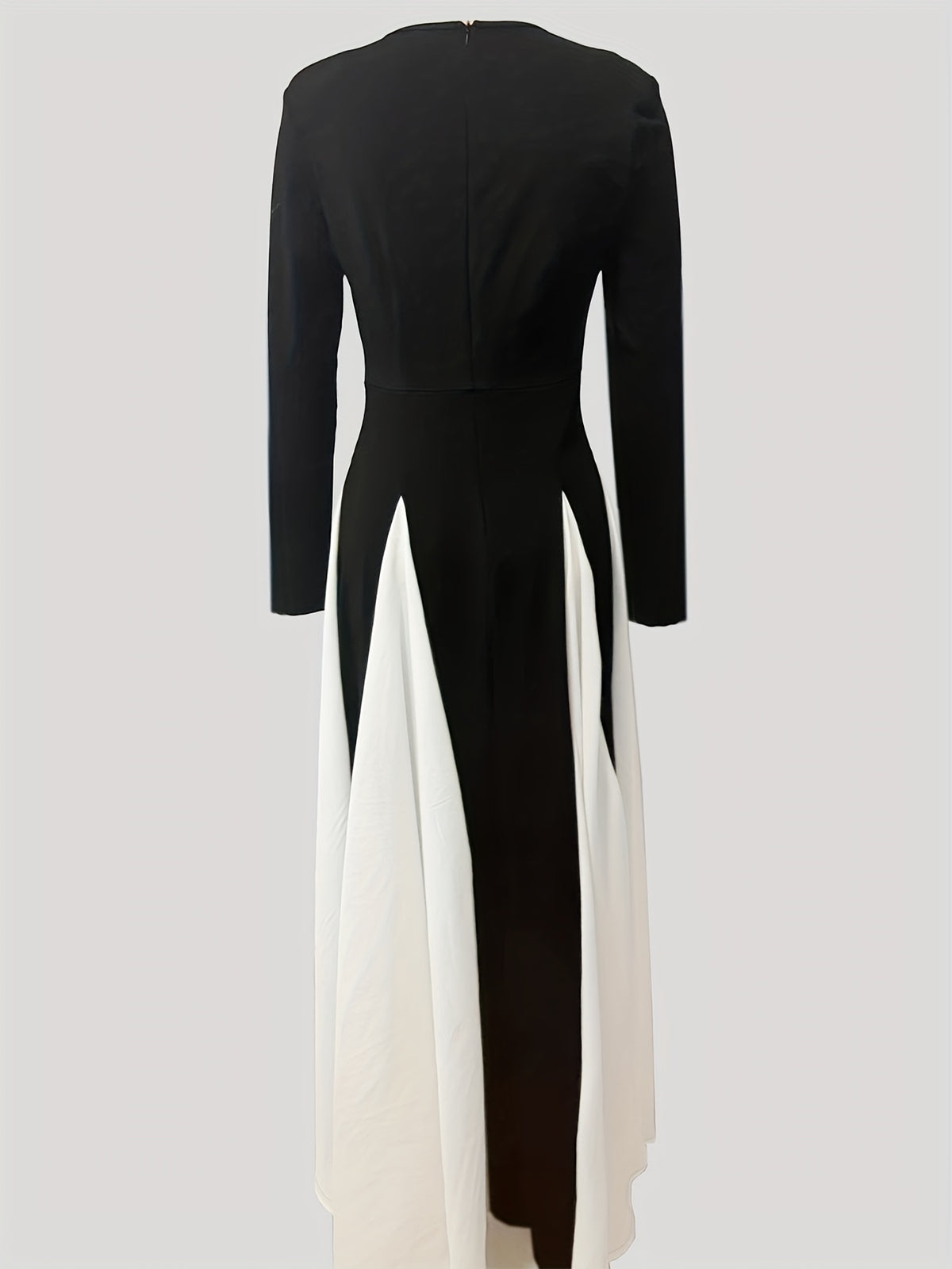 QC High-End Black and White Contrast Color Spliced Maxi Dress with Flared Hem, Round Neck, Long Sleeves, and Waist Cinching for an Elegant Look - Black