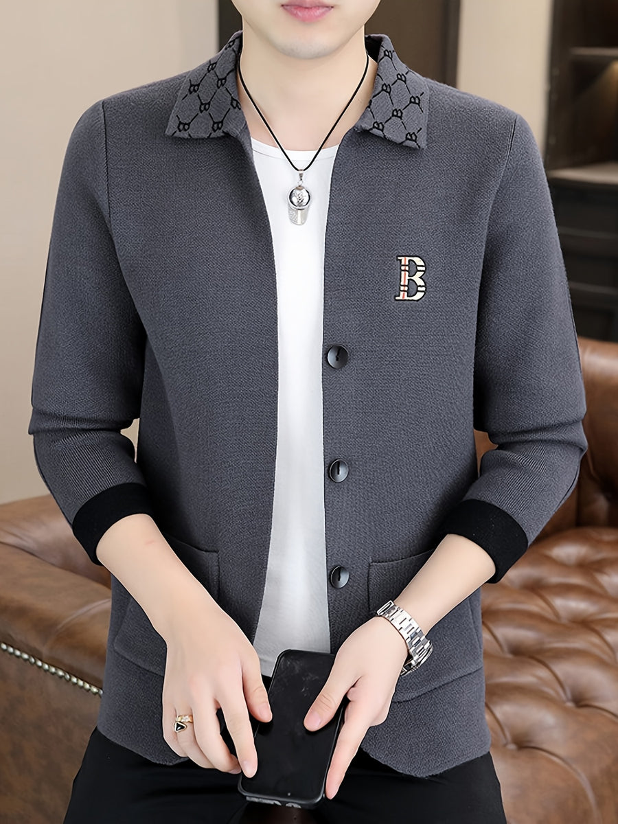 Du Jing Lan OBM Spring/Autumn New Arrival Men's Knit Cardigan, Old Money Style Contrast Color Lapel Pocket Open Front Button Knit Cardigan, Men's Business Casual Fashion Open Front Knit Cardigan Top, with Neckline Design + Letter Embroidery - Deep Gray
