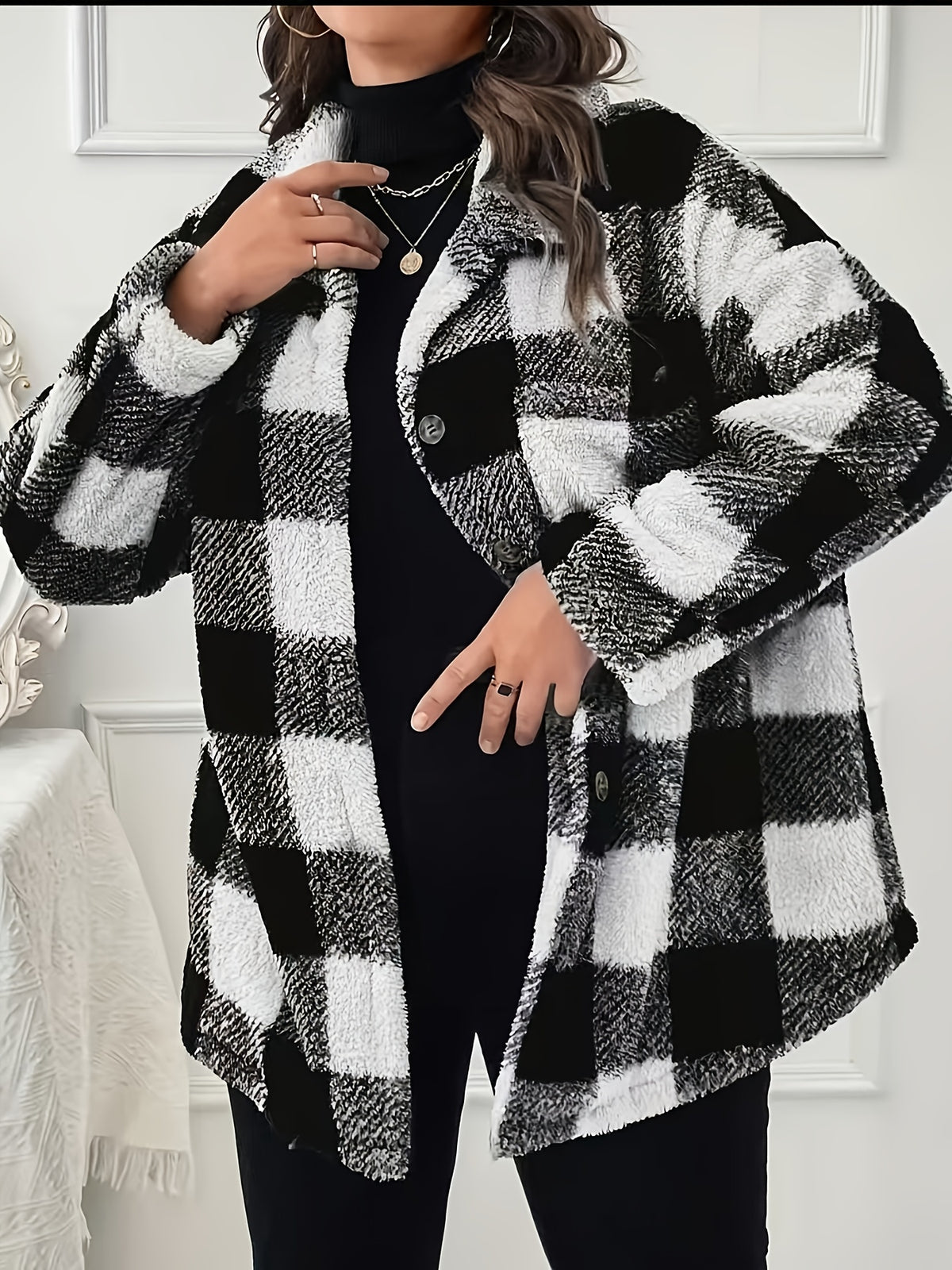 Women's Elegant Casual Plaid Jacket, Suitable for Travel, Leisure, and Strolling, a Warm, Loose-fitting Plush-patched Casual Coat - Black And White Grid