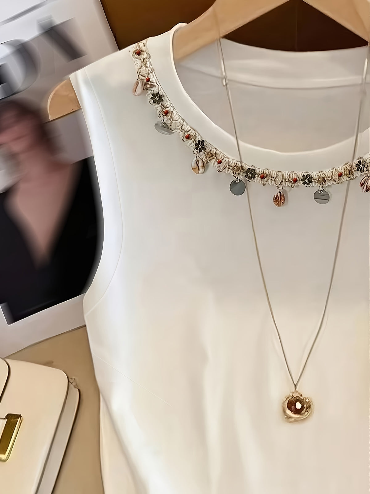 New Autumn/Winter Women's Sleeveless Tank Top with Exquisite Neckline Pendant Embellishment, Simple and Stylish Solid Color Slim-Fit Top, Elegant and Casual Versatile Cool and Breathable Base Layer (Necklace Not Included) - White