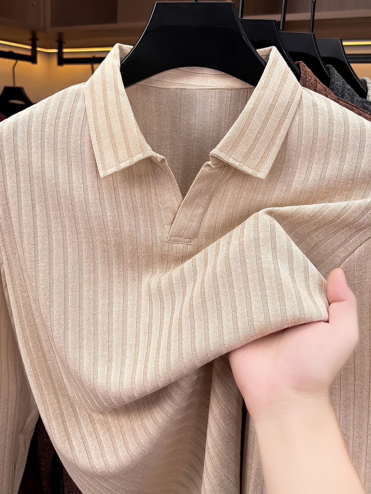 Men's Buttonless V-Neck Long-Sleeve Polo Shirt with Vertical Stripe Knit Lapel - Off-white