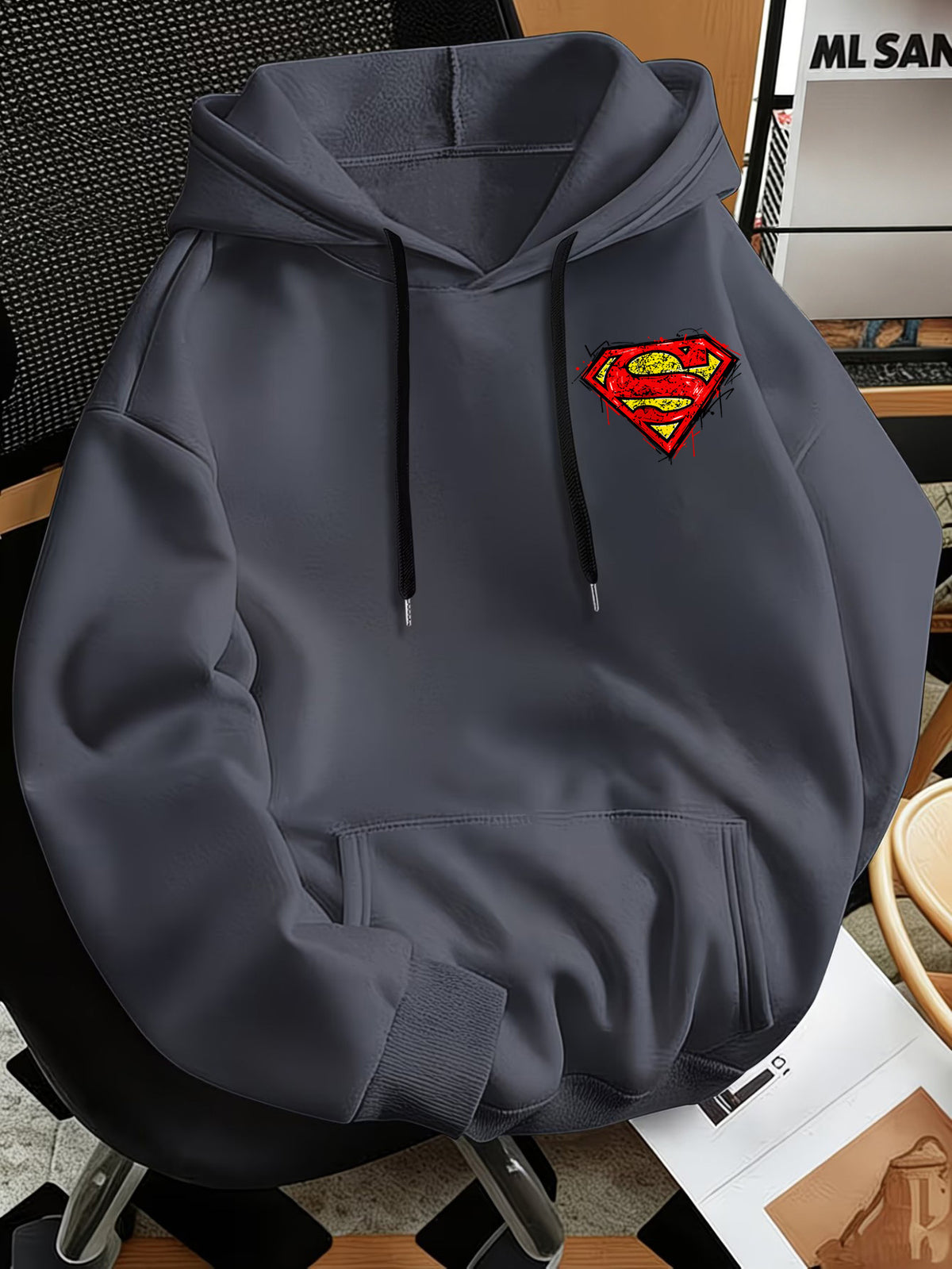 Men'S Fashion Sweatshirt, Retro Distressed Cracked Graffiti Superman Logo Print Design, Men'S Trendy Hoodie Loose Fit, Adjustable Drawstring, Fleece-Lined Sweatshirt Comfortable Fall Winter Wear, Outdoor Sports Casual Trendy Clothing - Dark Gray