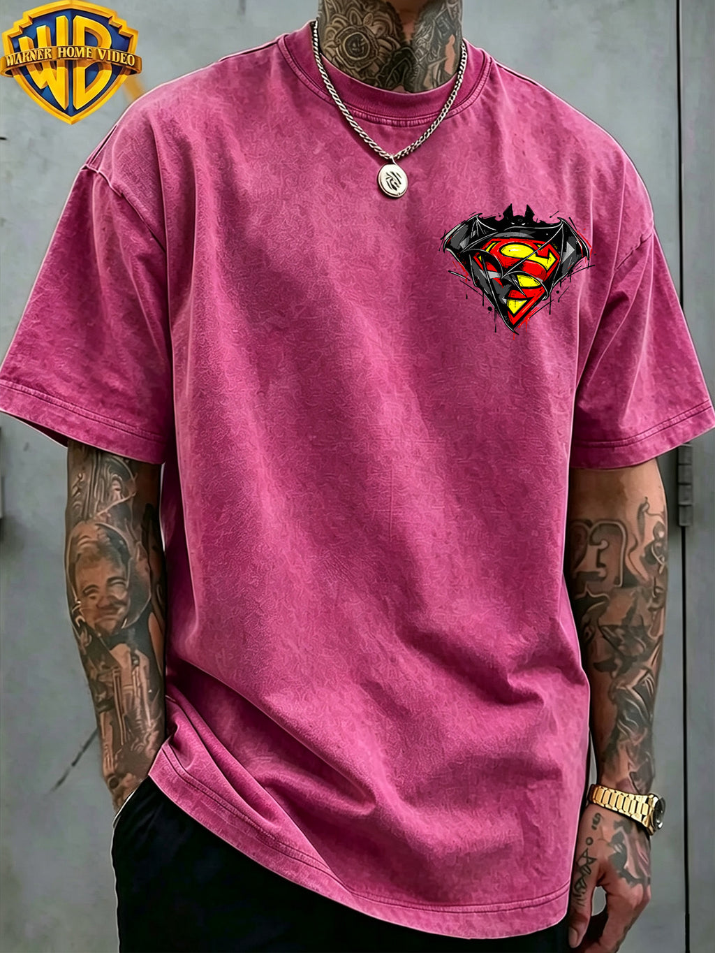 Warner Bros. Exclusive License, Hip-Hop Street DC Superman Batman Logo Print Design Men'S Summer Loose Round Neck Commuter Short Sleeve T-Shirt, Multi-Style, Loose Fit, Suitable for Summer Wear, Suitable for Outdoor Activities, Fitness, Parties - Rose Red Color