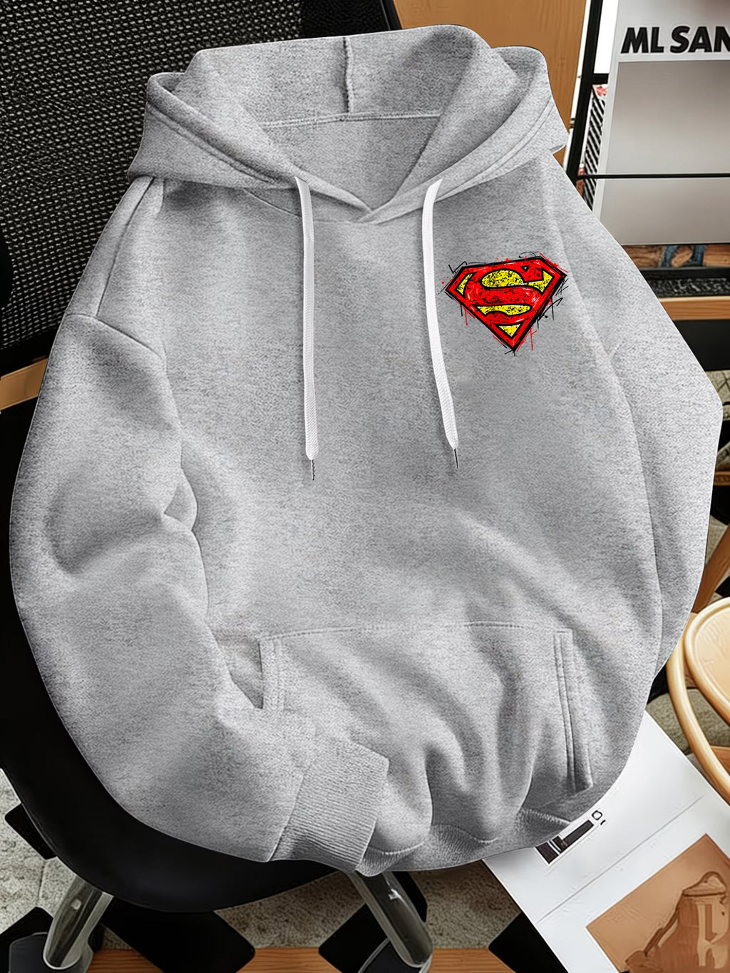 Men'S Fashion Sweatshirt, Retro Distressed Cracked Graffiti Superman Logo Print Design, Men'S Trendy Hoodie Loose Fit, Adjustable Drawstring, Fleece-Lined Sweatshirt Comfortable Fall Winter Wear, Outdoor Sports Casual Trendy Clothing - Light Grey