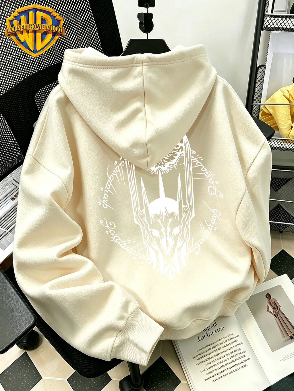 Authorized by Warner Bros., 2026 New Soren Helmet with White Line Print, Men'S Hoodie, Hooded Sweatshirt, Kangaroo Pocket And Drawstring Hat, Suitable for Daily And Outdoor Sports Wear, Autumn And Winter Warm Jacket, Fashionable Jacket - Apricot