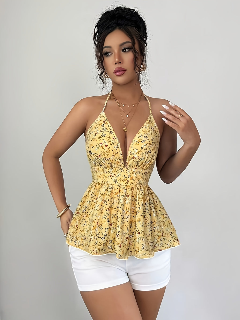 European And American Style Summer Fresh Yellow Floral Halterneck Camisole, Deep V Open Back Tie-Waist Ruffled Hem Top, Sexy Off-Shoulder Slim-Fit Vacation Style Short Vest, Suitable for Dates, Parties, Gatherings, Beach Vacations - Yellow