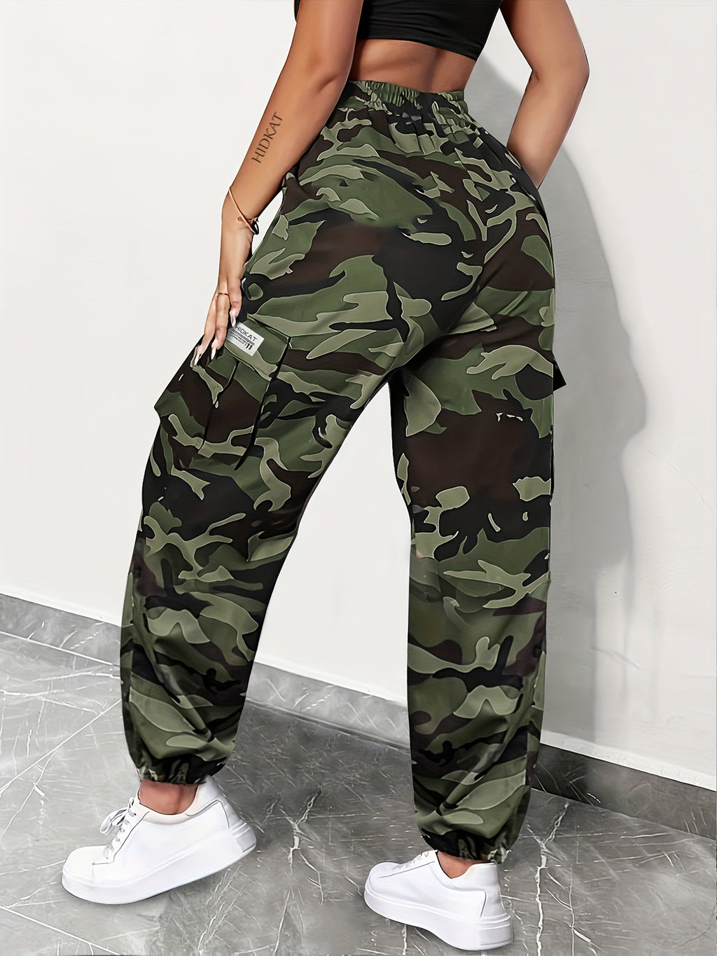 Women'S Camouflage Cargo Pants with Large Pockets, Featuring an Elastic Waistband with Drawstring And Tapered Cuffs, Suitable for Everyday Outdoor Leisure - Army Green Camouflage