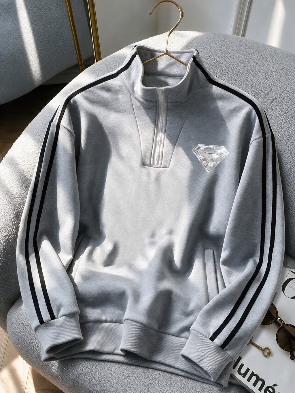 Warner Bros. Authentic Metal Mirror Finish Superman S Shield Badge Print Pattern, 1/4 Zip Stand Collar Sweatshirt for Men, Color-Block Striped Casual Pullover, Trendy Long-Sleeve Top, Loose Fit, Pocket Design, Campus Wear, Daily Commute, Premium Item - Light Grey