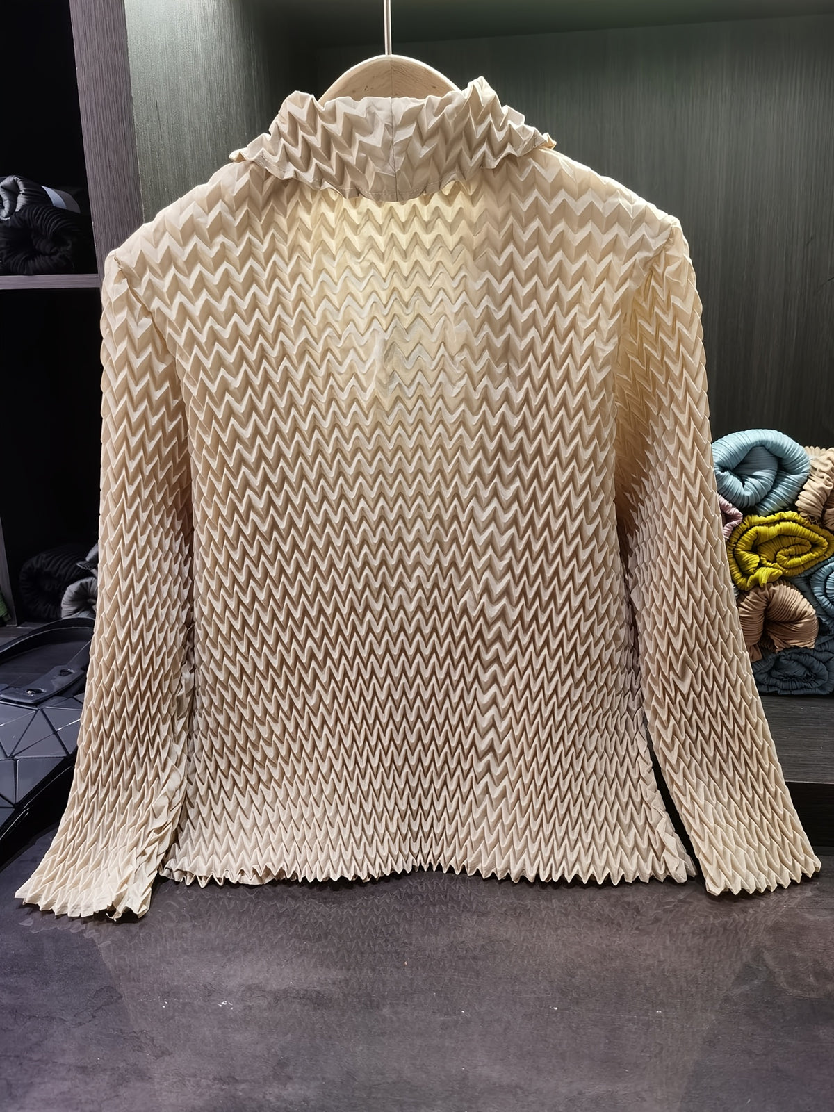 Women's Chevron Pleated Lapel Long Sleeve Cardigan, Oversized Lapel Single Breasted Buttons High Elastic Loose Versatile Commuter Pleated Jacket - Apricot